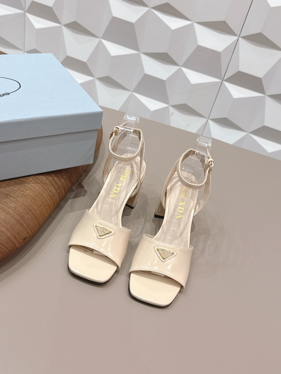 NO:748659,'Exclusive top version' PRA*D Pra*da 2026 vs early spring catwalk popular fashion sandals series... [square toe thick heel sandals]  PRADA's spring and summer T-stage catwalk show is the same style as 'Dream Never Sleeps'. Prada can use it on important occasions. The fresh style has a bit of nobility and is perfect on the feet. When worn with this shoe, it is elegant and crystal clear, regardless of the material of various accessories.  , all are exclusively customized one to one, and must be zero distance from the original version. The entire series is full of exciting and unexpected combinations of elements, different materials, textures of fabrics, and a strong artistic atmosphere, allowing you to appreciate the ever-changing style of Prada girls...  Upper: Original customized open edge beads Lining: Original customized sheepskin Foot pads: Original customized sheepskin Outsole: Original customized leather outsole Heel height: 7.5cm Packaging: Original complete package Number of yards: 35-39 (34.40.41.42 customization is non-returnable) Color: Official website updated simultaneously, high heels and sandals, prada, prada, sandals, high heels, sheepskin, Leather soles19860909《独家顶级版本》 PRA*D普拉*达2026vs早春走秀爆款时装凉鞋系列 ……【方头粗跟凉鞋】 PRADA春夏T台走秀网红同款＂造梦不夜城＂,Prada能在重要场合上用得上了,小清新风带点贵气的感觉,上脚非常完美,穿搭配上此鞋,优雅大方,晶莹剔透,无论各种配件材质,都是独家一比一定制,必做到原版零距离,整个系列都充满了令人兴奋和意外的元素结合,不同的材质,肌理的面料的表现,具有极浓的艺术气息,让你领略Prada女孩的百变风格…… 鞋面: 原版定制开边珠 内里: 原版定制羊皮 垫脚: 原版定制羊皮 大底: 原版定制真皮大底 跟高: 7.5cm 包装: 原版全套包装 码数: 35-39(34.40.41.42定制不退换） 颜色:官网同步更新,高跟鞋凉鞋,prada,prada,sandals,high heels,sheepskin,Leather soles,Women's Shoes