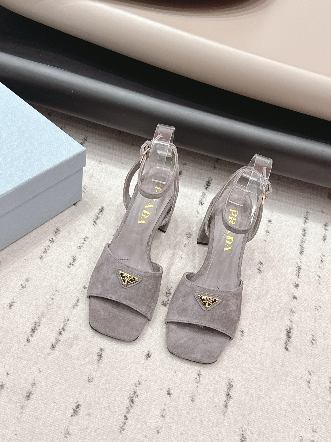 NO:748669,'Exclusive top version' PRA*D Pra*da 2026 vs early spring catwalk popular fashion sandals series... [square toe thick heel sandals]  PRADA's spring and summer T-stage catwalk show is the same style as 'Dream Never Sleeps'. Prada can use it on important occasions. The fresh style has a bit of nobility and is perfect on the feet. When worn with this shoe, it is elegant and crystal clear, regardless of the material of various accessories.  , all are exclusively customized one to one, and must be zero distance from the original version. The entire series is full of exciting and unexpected combinations of elements, different materials, textures of fabrics, and a strong artistic atmosphere, allowing you to appreciate the ever-changing style of Prada girls...  Upper: Original customized cashmere Lining: Original customized sheepskin Foot pads: Original customized sheepskin Outsole: Original customized leather outsole Heel height: 7.5cm Packaging: Original complete package Number of yards: 35-39 (34.40.41.42 customized non-returnable) Color: Official website updated simultaneously, high-heeled sandals, prada, prada, sandals, high heels, sheepskin, Leather soles19860909《独家顶级版本》 PRA*D普拉*达2026vs早春走秀爆款时装凉鞋系列 ……【方头粗跟凉鞋】 PRADA春夏T台走秀网红同款＂造梦不夜城＂,Prada能在重要场合上用得上了,小清新风带点贵气的感觉,上脚非常完美,穿搭配上此鞋,优雅大方,晶莹剔透,无论各种配件材质,都是独家一比一定制,必做到原版零距离,整个系列都充满了令人兴奋和意外的元素结合,不同的材质,肌理的面料的表现,具有极浓的艺术气息,让你领略Prada女孩的百变风格…… 鞋面: 原版定制羊绒 内里: 原版定制羊皮 垫脚: 原版定制羊皮 大底: 原版定制真皮大底 跟高: 7.5cm 包装: 原版全套包装 码数: 35-39(34.40.41.42定制不退换） 颜色:官网同步更新,高跟鞋凉鞋,prada,prada,sandals,high heels,sheepskin,Leather soles,Women's Shoes