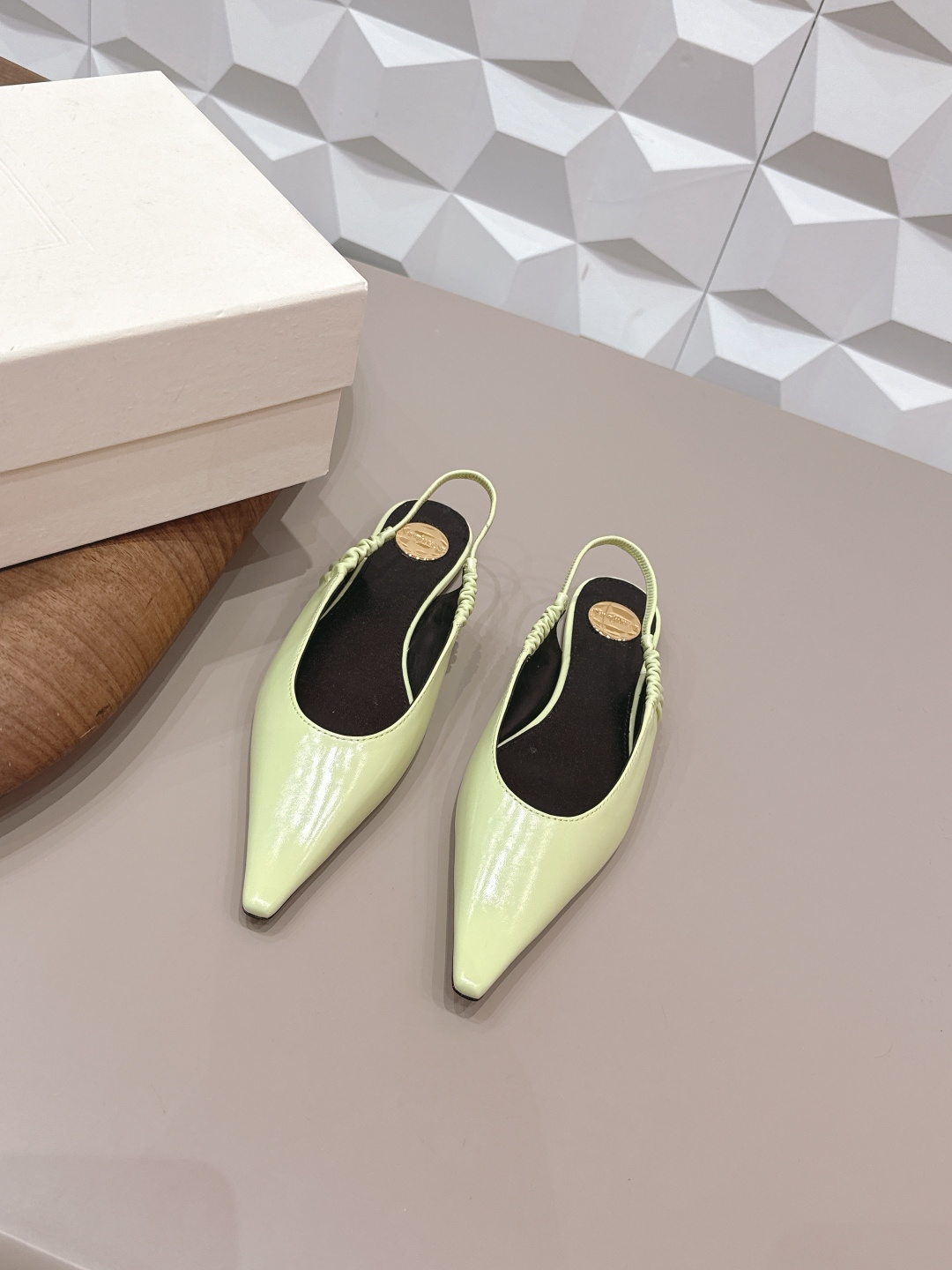 NO:748697,: 'Exclusive top version' SAIN*T LAUREN*T Saint Laurent 2026/vs early spring new fashion shoe series!  [Pointed toe flat-soled back empty shoes] This pair of high-heeled shoes is definitely a dark horse. They are very good-looking and are popular among Internet celebrity bloggers. They are especially popular among goddesses, especially this square-toe series. It is simply addictive. It is super beautiful~ It is super bright in any light. It is really sparkling and attractive. I fall in love with the toe. It uses the original one-to-one customized round toe, showing the golden code of the Yves Saint Laurent brand. Go material.  Original customized sheepskin for foot pads Original customized genuine leather outsole Heel height 0.8cm (flat bottom) Size 35-39 (40.41.42. Customized) Original full set of packaging Color official website updated simultaneously, high heels and sandals, saint laurent, saint laurent, sandals, high heels, sheepskin, Leather soles19860909: 《独家顶级版本》 SAIN*T LAUREN*T圣罗*兰2026/vs早春新品时装单鞋系列！【尖头平底后空单鞋】  这双高跟单鞋绝对是黑马选手 颜值超高 网红博主火爆追捧 特让女神们心动 特别是这种方头系列 简直是中毒的节奏 超美～ 随便一个光线都超级亮眼 真是闪闪惹人爱上鞋头采用原版一比一定制圆头,展现出圣罗兰品牌的金典  Go 材质 面料原版定制羊油皮 内里原版定制羊皮 垫脚原版定制羊皮 鞋底原版定制真皮大底 跟高0.8cm（平底） 码数35-39（40.41.42.定制） 包装原版全套包装 颜色官网同步更新,高跟鞋凉鞋,saint laurent,saint laurent,sandals,high heels,sheepskin,Leather soles,Women's Shoes