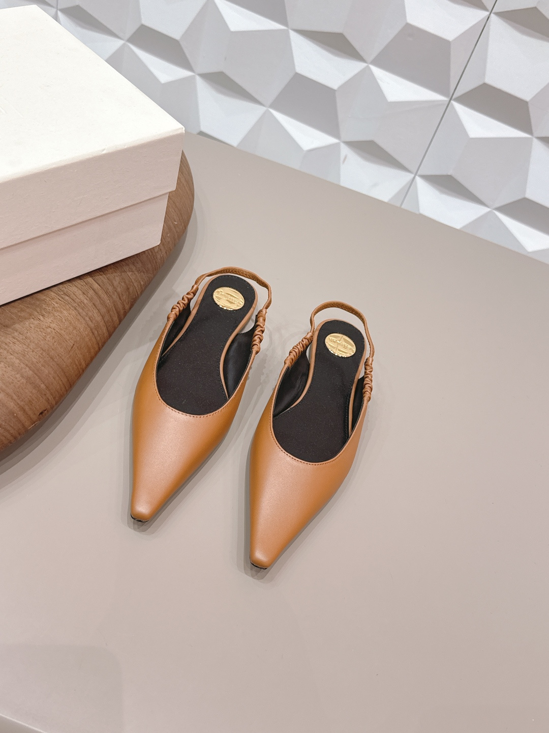 NO:748702,: 'Exclusive top version' SAIN*T LAUREN*T Saint Laurent 2026/vs early spring new fashion shoe series!  [Pointed-toe flat-soled back empty shoes] This pair of high-heeled shoes is definitely a dark horse. They are very good-looking and are popular among Internet celebrity bloggers. They are especially popular among goddesses, especially this square-toe series. It is simply addictive. It is super beautiful~ It is super dazzling in any light. It is really sparkling and attractive. The toe adopts the original one-to-one customized round toe, showing the golden code of the Yves Saint Laurent brand. Go Material. Fabric: Original customized sheepskin. Lining: original customized sheepskin. Feet: original customized sheepskin.  Original custom-made leather outsole Heel height 0.8cm (flat bottom) Size 35-39 (40.41.42. Customized) Original full set of packaging Color official website updated simultaneously, high heels and sandals, saint laurent, saint laurent, sandals, high heels, sheepskin, Leather soles19860909: 《独家顶级版本》 SAIN*T LAUREN*T圣罗*兰2026/vs早春新品时装单鞋系列！【尖头平底后空单鞋】  这双高跟单鞋绝对是黑马选手 颜值超高 网红博主火爆追捧 特让女神们心动 特别是这种方头系列 简直是中毒的节奏 超美～ 随便一个光线都超级亮眼 真是闪闪惹人爱上鞋头采用原版一比一定制圆头,展现出圣罗兰品牌的金典  Go 材质 面料原版定制羊皮 内里原版定制羊皮 垫脚原版定制羊皮 鞋底原版定制真皮大底 跟高0.8cm（平底） 码数35-39（40.41.42.定制） 包装原版全套包装 颜色官网同步更新,高跟鞋凉鞋,saint laurent,saint laurent,sandals,high heels,sheepskin,Leather soles,Women's Shoes