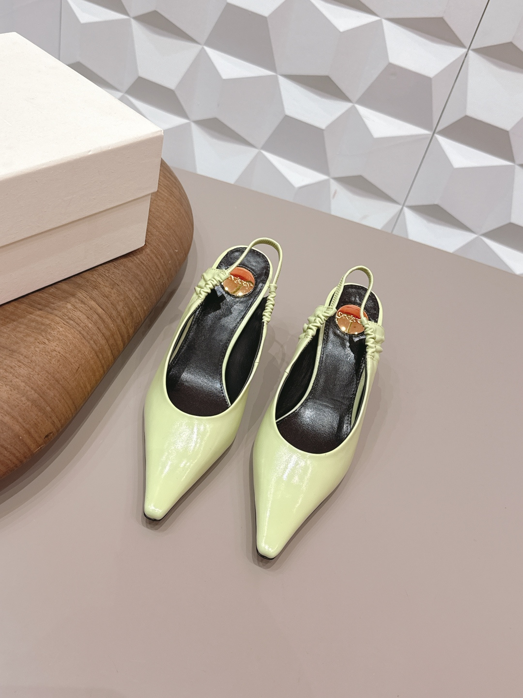 NO:748686,: 'Exclusive top version' SAIN*T LAUREN*T Saint Laurent 2026/vs early spring new fashion shoe series!  [Pointed toe high-heeled back shoes] This pair of high-heeled shoes is definitely a dark horse player. It is very good-looking and is popular among Internet celebrity bloggers. It makes the goddesses feel excited, especially this square-toe series. It is simply addictive. It is super beautiful~ It is super bright in any light. It is really sparkling and attractive. The toe adopts the original one-to-one customized round toe, showing the golden classic of the Yves Saint Laurent brand. Go material. Fabric: Original custom-made suet leather. Lining original custom-made sheepskin.  Original customized sheepskin for foot pads Original customized genuine leather outsole Heel height 7.5cm Size 35-39 (customized on 40.41.42) Original full set of packaging Color official website updated simultaneously, high heels and sandals, saint laurent, saint laurent, sandals, high heels, sheepskin, Leather soles19860909: 《独家顶级版本》 SAIN*T LAUREN*T圣罗*兰2026/vs早春新品时装单鞋系列！【尖头高跟后空单鞋】  这双高跟单鞋绝对是黑马选手 颜值超高 网红博主火爆追捧 特让女神们心动 特别是这种方头系列 简直是中毒的节奏 超美～ 随便一个光线都超级亮眼 真是闪闪惹人爱上鞋头采用原版一比一定制圆头,展现出圣罗兰品牌的金典  Go 材质 面料原版定制羊油皮 内里原版定制羊皮 垫脚原版定制羊皮 鞋底原版定制真皮大底 跟高7.5cm 码数35-39（40.41.42.定制） 包装原版全套包装 颜色官网同步更新,高跟鞋凉鞋,saint laurent,saint laurent,sandals,high heels,sheepskin,Leather soles,Women's Shoes