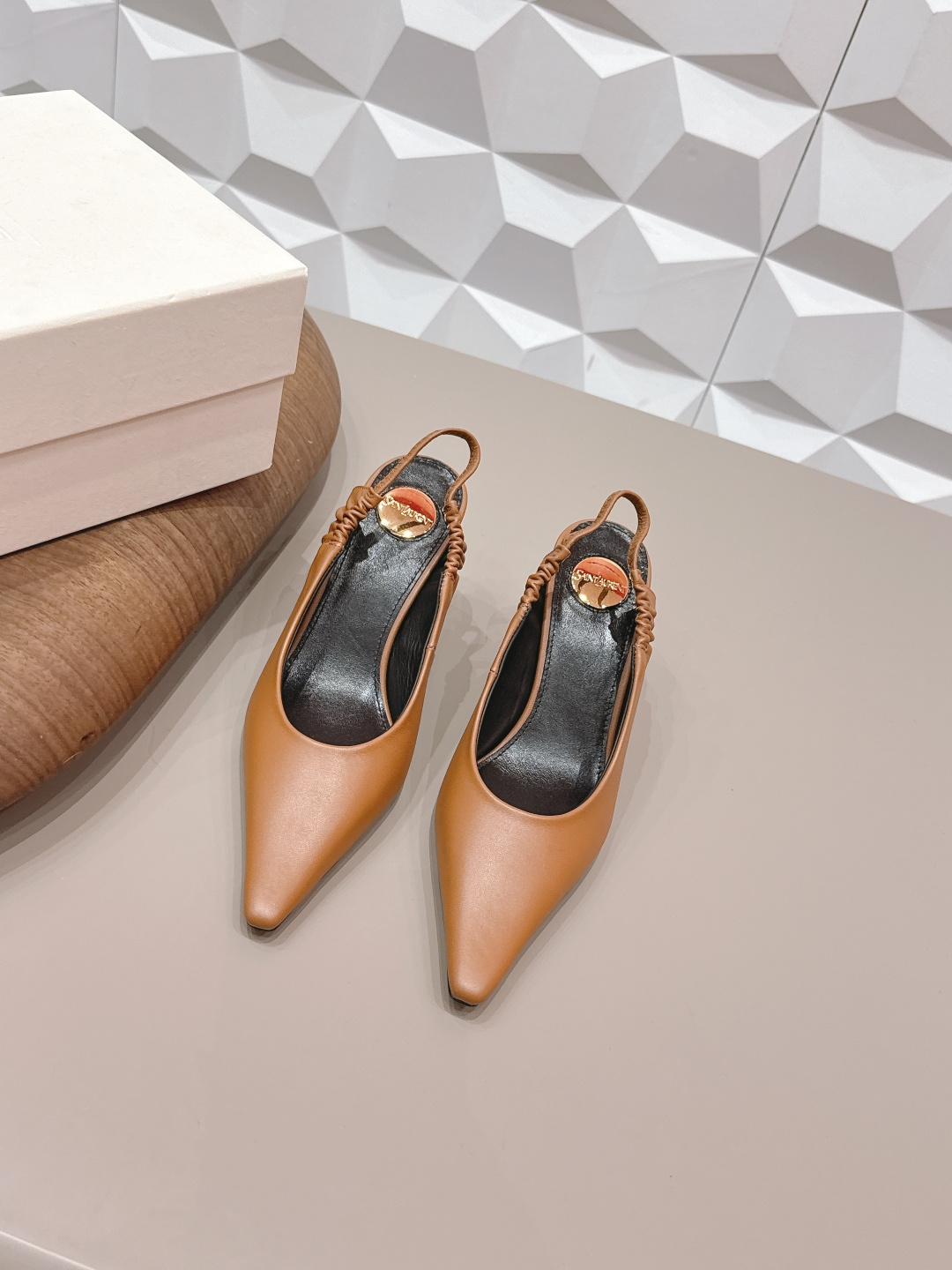 NO:748692,: 'Exclusive top version' SAIN*T LAUREN*T Saint Laurent 2026/vs early spring new fashion shoe series!  [Pointed toe high-heeled back shoes] This pair of high-heeled shoes is definitely a dark horse player. It is very good-looking and is popular among Internet celebrity bloggers. It makes the goddesses heart-beat, especially this square-toe series. It is simply addictive. It is super beautiful~ It is super dazzling in any light. It is really sparkling and attractive. The toe adopts the original one-to-one customized round toe, showing the golden classic of the Yves Saint Laurent brand. Go Material. Fabric: Original custom sheepskin. Lining: original custom sheepskin. Feet. Original custom sheepskin.  Original custom-made leather outsole Heel height 7.5cm Size 35-39 (40.41.42. Customized) Original full set of packaging Color official website updated simultaneously, high heels and sandals, saint laurent, saint laurent, sandals, high heels, sheepskin, Leather soles19860909: 《独家顶级版本》 SAIN*T LAUREN*T圣罗*兰2026/vs早春新品时装单鞋系列！【尖头高跟后空单鞋】  这双高跟单鞋绝对是黑马选手 颜值超高 网红博主火爆追捧 特让女神们心动 特别是这种方头系列 简直是中毒的节奏 超美～ 随便一个光线都超级亮眼 真是闪闪惹人爱上鞋头采用原版一比一定制圆头,展现出圣罗兰品牌的金典  Go 材质 面料原版定制羊皮 内里原版定制羊皮 垫脚原版定制羊皮 鞋底原版定制真皮大底 跟高7.5cm 码数35-39（40.41.42.定制） 包装原版全套包装 颜色官网同步更新,高跟鞋凉鞋,saint laurent,saint laurent,sandals,high heels,sheepskin,Leather soles,Women's Shoes