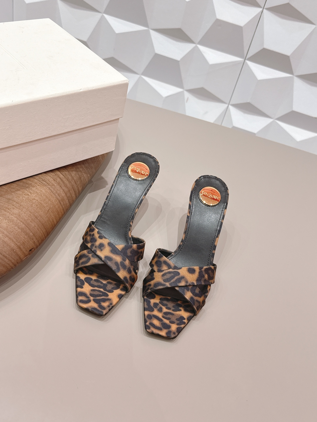 NO:748643,: 'Exclusive top version' SAIN*T LAUREN*T Saint Laurent 2026/vs early spring new fashion shoe series!  [Square-toe high-heeled sandals] This pair of high-heeled shoes is definitely a dark horse player. They are very good-looking and are popular among Internet celebrity bloggers. They make the hearts of goddesses especially this square-toe series. It is simply addictive. It is super beautiful~ It is super bright in any light. It is really sparkling and attractive. The toe adopts the original one-to-one customized round toe, showing the golden code of the Yves Saint Laurent brand. Go material. Fabric original custom woven fabric. Original custom sheepskin lining. Original custom sheepskin for feet.  Original custom-made leather outsole. Heel height 7.5cm. Size 35-39 (customized on 40.41.42.) Original full set of packaging. Colors are updated simultaneously on the official website. High heels and slippers, saint laurent, saint laurent, high heels, slippers, sheepskin, Leather soles19860909: 《独家顶级版本》 SAIN*T LAUREN*T圣罗*兰2026/vs早春新品时装单鞋系列！【方头高跟凉拖】  这双高跟单鞋绝对是黑马选手 颜值超高 网红博主火爆追捧 特让女神们心动 特别是这种方头系列 简直是中毒的节奏 超美～ 随便一个光线都超级亮眼 真是闪闪惹人爱上鞋头采用原版一比一定制圆头,展现出圣罗兰品牌的金典  Go 材质 面料原版定制织布 内里原版定制羊皮 垫脚原版定制羊皮 鞋底原版定制真皮大底 跟高7.5cm 码数35-39（40.41.42.定制） 包装原版全套包装 颜色官网同步更新,高跟鞋拖鞋,saint laurent,saint laurent,high heels,slippers,sheepskin,Leather soles,Women's Shoes