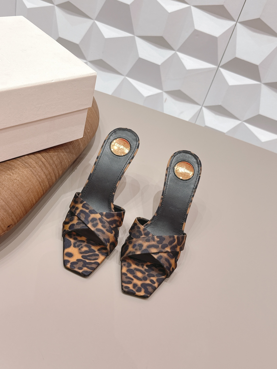 NO:748639,: 'Exclusive top version' SAIN*T LAUREN*T Saint Laurent 2026/vs early spring new fashion shoe series!  [Square-toe high-heeled sandals] This pair of high-heeled shoes is definitely a dark horse player. They are very good-looking and are popular among Internet celebrity bloggers. They make the hearts of goddesses especially this square-toe series. It is simply addictive. It is super beautiful~ It is super bright in any light. It is really sparkling and attractive. The toe adopts the original one-to-one customized round toe, showing the golden code of the Yves Saint Laurent brand. Go material. Fabric original custom woven fabric. Original custom sheepskin lining. Original custom sheepskin for feet.  Original custom-made leather outsole. Heel height 7.5cm. Size 35-39 (customized on 40.41.42.) Original full set of packaging. Colors are updated simultaneously on the official website. High heels and slippers, saint laurent, saint laurent, high heels, slippers, sheepskin, Leather soles19860909: 《独家顶级版本》 SAIN*T LAUREN*T圣罗*兰2026/vs早春新品时装单鞋系列！【方头高跟凉拖】  这双高跟单鞋绝对是黑马选手 颜值超高 网红博主火爆追捧 特让女神们心动 特别是这种方头系列 简直是中毒的节奏 超美～ 随便一个光线都超级亮眼 真是闪闪惹人爱上鞋头采用原版一比一定制圆头,展现出圣罗兰品牌的金典  Go 材质 面料原版定制织布 内里原版定制羊皮 垫脚原版定制羊皮 鞋底原版定制真皮大底 跟高7.5cm 码数35-39（40.41.42.定制） 包装原版全套包装 颜色官网同步更新,高跟鞋拖鞋,saint laurent,saint laurent,high heels,slippers,sheepskin,Leather soles,Women's Shoes