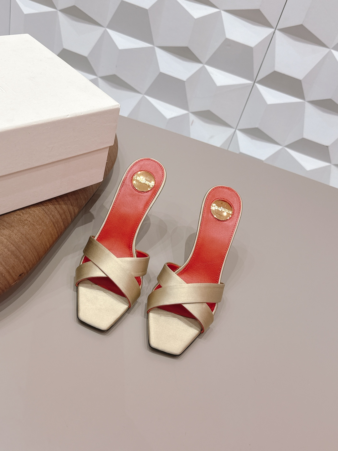 NO:748641,: 'Exclusive top version' SAIN*T LAUREN*T Saint Laurent 2026/vs early spring new fashion shoe series!  [Square-toe high-heeled sandals] This pair of high-heeled shoes is definitely a dark horse. They are very good-looking and popular among Internet celebrity bloggers. They are especially popular among goddesses, especially this square-toe series. It is simply addictive. It is super beautiful~ It is super bright in any light. It is really sparkling and attractive. The toe adopts the original one-to-one customized round toe, showing the golden classic of the Yves Saint Laurent brand. Go material. Fabric: original custom silk cloth. Lining original custom sheepskin. Feet original custom sheepskin.  Original custom-made leather outsole Heel height 7.5cm Size 35-39 (40.41.42. Customized) Original full set of packaging Color official website updated simultaneously, high heels and slippers, saint laurent, saint laurent, high heels, slippers, sheepskin, real silk, Leather soles19860909: 《独家顶级版本》 SAIN*T LAUREN*T圣罗*兰2026/vs早春新品时装单鞋系列！【方头高跟凉拖】  这双高跟单鞋绝对是黑马选手 颜值超高 网红博主火爆追捧 特让女神们心动 特别是这种方头系列 简直是中毒的节奏 超美～ 随便一个光线都超级亮眼 真是闪闪惹人爱上鞋头采用原版一比一定制圆头,展现出圣罗兰品牌的金典  Go 材质 面料原版定制真丝布 内里原版定制羊皮 垫脚原版定制羊皮 鞋底原版定制真皮大底 跟高7.5cm 码数35-39（40.41.42.定制） 包装原版全套包装 颜色官网同步更新,高跟鞋拖鞋,saint laurent,saint laurent,high heels,slippers,sheepskin,real silk,Leather soles,Women's Shoes