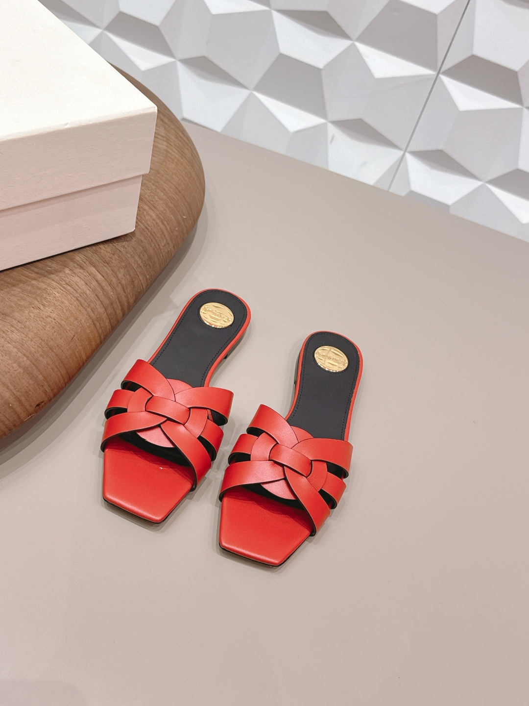 NO:748642,: 'Exclusive top version' SAIN*T LAUREN*T Saint Laurent 2026/vs early spring new fashion shoe series!  [Square-toe flat sandals] This pair of high-heeled shoes is definitely a dark horse. They are very good-looking and are popular among Internet celebrity bloggers. They are especially popular among goddesses. Especially this square-toe series is simply intoxicating. It is super beautiful~ It is super bright in any light. It is really sparkling and attractive. The toe adopts the original one-to-one customized round toe, showing the golden classic of the Yves Saint Laurent brand. Go Material.  Original customized sheepskin for foot pads Original customized genuine leather outsole Heel height 0.8cm (flat bottom) Size 35-39 (40.41.42. Customized) Original full set of packaging Color official website updated simultaneously, high heels and slippers, saint laurent, saint laurent, high heels, slippers, sheepskin, Leather soles19860909: 《独家顶级版本》 SAIN*T LAUREN*T圣罗*兰2026/vs早春新品时装单鞋系列！【方头平底凉拖】  这双高跟单鞋绝对是黑马选手 颜值超高 网红博主火爆追捧 特让女神们心动 特别是这种方头系列 简直是中毒的节奏 超美～ 随便一个光线都超级亮眼 真是闪闪惹人爱上鞋头采用原版一比一定制圆头,展现出圣罗兰品牌的金典  Go 材质 面料原版定制羊皮油边工艺 内里原版定制羊皮 垫脚原版定制羊皮 鞋底原版定制真皮大底 跟高0.8cm（平底） 码数35-39（40.41.42.定制） 包装原版全套包装 颜色官网同步更新,高跟鞋拖鞋,saint laurent,saint laurent,high heels,slippers,sheepskin,Leather soles,Women's Shoes