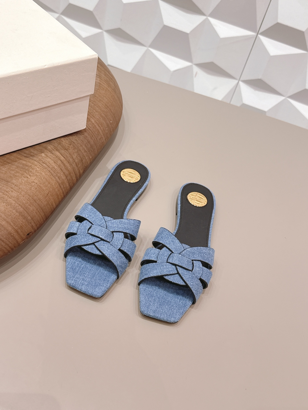 NO:748646,: 'Exclusive top version' SAIN*T LAUREN*T Saint Laurent 2026/vs early spring new fashion shoe series!  [Square-toe flat sandals] This pair of high-heeled shoes is definitely a dark horse. They are very good-looking and popular among Internet celebrity bloggers. They are especially popular among goddesses. Especially this square-toe series. It is simply addictive. It is super beautiful~ It is super bright in any light. It is really sparkling and attractive. The toe adopts the original one-to-one customized round toe, showing the golden classic of the Yves Saint Laurent brand. Go material. Fabric: Original custom denim oil edge craftsmanship. Original custom sheepskin lining.  Original customized sheepskin for foot pads Original customized genuine leather outsole Heel height 0.8cm (flat bottom) Size 35-39 (40.41.42. Customized) Original full set of packaging Color official website updated simultaneously, high heels and slippers, saint laurent, saint laurent, high heels, slippers, sheepskin, Leather soles19860909: 《独家顶级版本》 SAIN*T LAUREN*T圣罗*兰2026/vs早春新品时装单鞋系列！【方头平底凉拖】  这双高跟单鞋绝对是黑马选手 颜值超高 网红博主火爆追捧 特让女神们心动 特别是这种方头系列 简直是中毒的节奏 超美～ 随便一个光线都超级亮眼 真是闪闪惹人爱上鞋头采用原版一比一定制圆头,展现出圣罗兰品牌的金典  Go 材质 面料原版定制牛仔布油边工艺 内里原版定制羊皮 垫脚原版定制羊皮 鞋底原版定制真皮大底 跟高0.8cm（平底） 码数35-39（40.41.42.定制） 包装原版全套包装 颜色官网同步更新,高跟鞋拖鞋,saint laurent,saint laurent,high heels,slippers,sheepskin,Leather soles,Women's Shoes