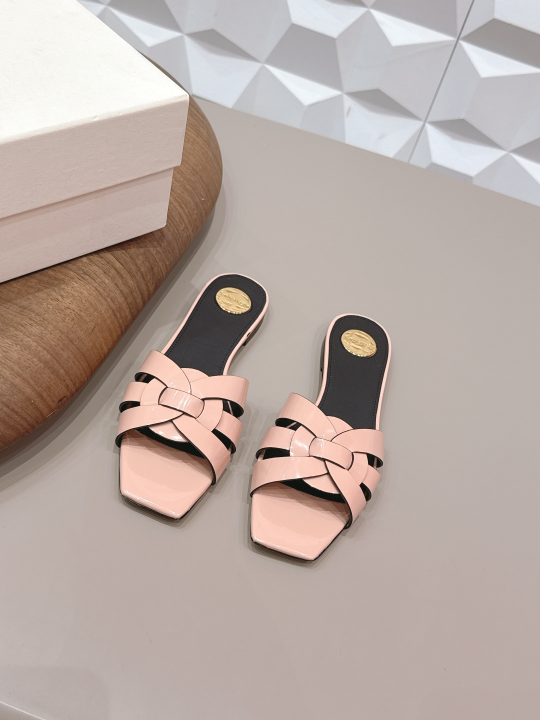 NO:748640,: 'Exclusive top version' SAIN*T LAUREN*T Saint Laurent 2026/vs early spring new fashion shoe series!  [Square-toe flat sandals] This pair of high-heeled shoes is definitely a dark horse. They are very good-looking and are popular among Internet celebrity bloggers. They are especially popular among goddesses. Especially this square-toe series. It is simply addictive. It is super beautiful~ It is super bright in any light. It is really sparkling and attractive. The toe adopts the original one-to-one customized round toe, showing the golden classic of the Yves Saint Laurent brand. Go material. Fabric, original custom patent leather oil edge craftsmanship. Original custom sheepskin lining.  Original customized sheepskin for foot pads Original customized genuine leather outsole Heel height 0.8cm (flat bottom) Size 35-39 (40.41.42. Customized) Original full set of packaging Color official website updated simultaneously, high heels and slippers, saint laurent, saint laurent, high heels, slippers, sheepskin, Leather soles19860909: 《独家顶级版本》 SAIN*T LAUREN*T圣罗*兰2026/vs早春新品时装单鞋系列！【方头平底凉拖】  这双高跟单鞋绝对是黑马选手 颜值超高 网红博主火爆追捧 特让女神们心动 特别是这种方头系列 简直是中毒的节奏 超美～ 随便一个光线都超级亮眼 真是闪闪惹人爱上鞋头采用原版一比一定制圆头,展现出圣罗兰品牌的金典  Go 材质 面料原版定制漆皮油边工艺 内里原版定制羊皮 垫脚原版定制羊皮 鞋底原版定制真皮大底 跟高0.8cm（平底） 码数35-39（40.41.42.定制） 包装原版全套包装 颜色官网同步更新,高跟鞋拖鞋,saint laurent,saint laurent,high heels,slippers,sheepskin,Leather soles,Women's Shoes