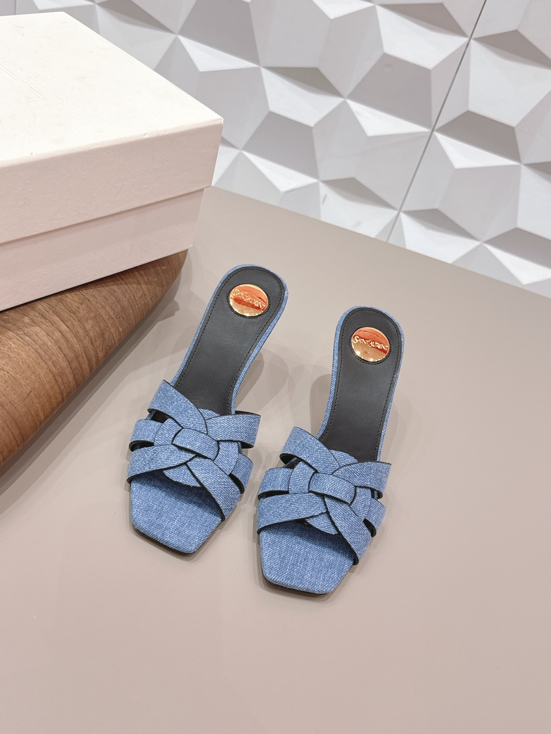 NO:748638,: 'Exclusive top version' SAIN*T LAUREN*T Saint Laurent 2026/vs early spring new fashion shoe series!  [Square-toe high-heeled sandals] This pair of high-heeled shoes is definitely a dark horse. They are very good-looking and are popular among Internet celebrity bloggers. They are especially popular among goddesses, especially this square-toe series. It is simply addictive. It is super beautiful~ It is super dazzling in any light. It is really sparkling and attractive. The toe adopts the original one-to-one customized round toe, showing the golden classic of the Yves Saint Laurent brand. Go material. Fabric, original custom denim oil edge craftsmanship. Original custom sheepskin lining.  Original customized sheepskin for foot pads Original customized genuine leather outsole Heel height 7.5cm Size 35-39 (customized on 40.41.42) Original full set of packaging Color official website updated simultaneously, high heels and slippers, saint laurent, saint laurent, high heels, slippers, sheepskin, Leather soles19860909: 《独家顶级版本》 SAIN*T LAUREN*T圣罗*兰2026/vs早春新品时装单鞋系列！【方头高跟凉拖】  这双高跟单鞋绝对是黑马选手 颜值超高 网红博主火爆追捧 特让女神们心动 特别是这种方头系列 简直是中毒的节奏 超美～ 随便一个光线都超级亮眼 真是闪闪惹人爱上鞋头采用原版一比一定制圆头,展现出圣罗兰品牌的金典  Go 材质 面料原版定制牛仔布油边工艺 内里原版定制羊皮 垫脚原版定制羊皮 鞋底原版定制真皮大底 跟高7.5cm 码数35-39（40.41.42.定制） 包装原版全套包装 颜色官网同步更新,高跟鞋拖鞋,saint laurent,saint laurent,high heels,slippers,sheepskin,Leather soles,Women's Shoes