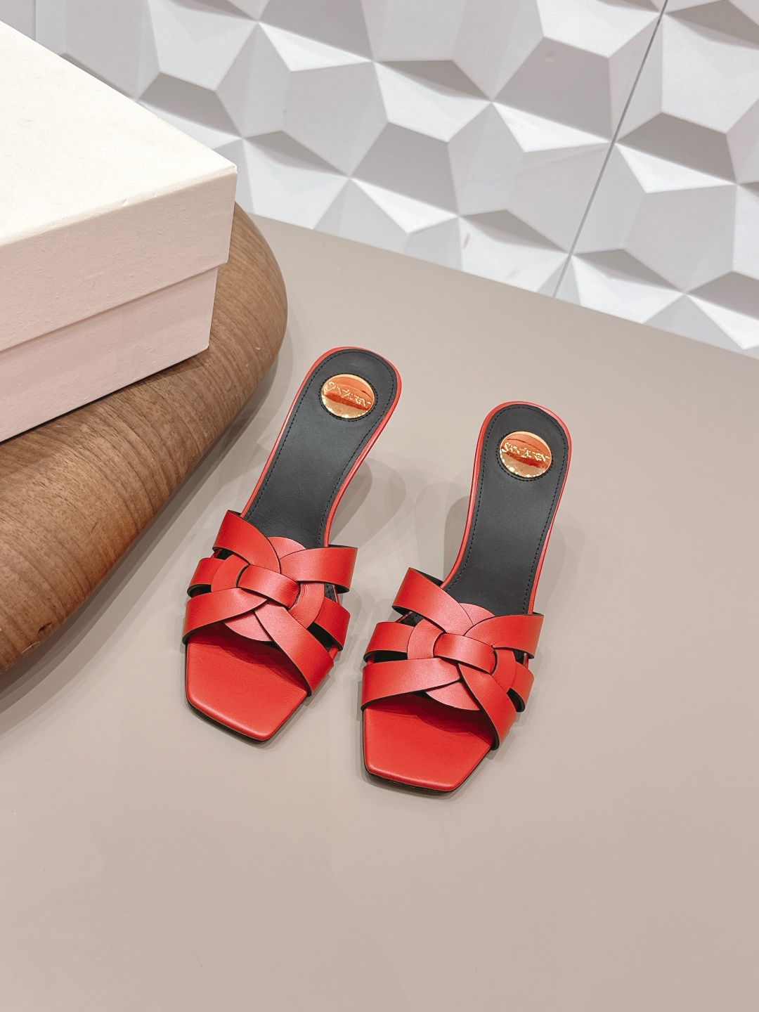 NO:748635,: 'Exclusive top version' SAIN*T LAUREN*T Saint Laurent 2026/vs early spring new fashion shoe series!  [Square-toe high-heeled sandals] This pair of high-heeled shoes is definitely a dark horse. They are very good-looking and are popular among Internet celebrity bloggers. They are especially popular among goddesses, especially this square-toe series. It is simply addictive. It is super beautiful~ It is super bright in any light. It is really sparkling and attractive. The toe adopts the original one-to-one customized round toe, showing the golden classic of the Yves Saint Laurent brand. Go material. Fabric, original custom sheepskin oil edge craftsmanship. Original custom sheepskin lining.  Original customized sheepskin for foot pads Original customized genuine leather outsole Heel height 7.5cm Size 35-39 (customized on 40.41.42) Original full set of packaging Color official website updated simultaneously, high heels and slippers, saint laurent, saint laurent, high heels, slippers, sheepskin, Leather soles19860909: 《独家顶级版本》 SAIN*T LAUREN*T圣罗*兰2026/vs早春新品时装单鞋系列！【方头高跟凉拖】  这双高跟单鞋绝对是黑马选手 颜值超高 网红博主火爆追捧 特让女神们心动 特别是这种方头系列 简直是中毒的节奏 超美～ 随便一个光线都超级亮眼 真是闪闪惹人爱上鞋头采用原版一比一定制圆头,展现出圣罗兰品牌的金典  Go 材质 面料原版定制羊皮油边工艺 内里原版定制羊皮 垫脚原版定制羊皮 鞋底原版定制真皮大底 跟高7.5cm 码数35-39（40.41.42.定制） 包装原版全套包装 颜色官网同步更新,高跟鞋拖鞋,saint laurent,saint laurent,high heels,slippers,sheepskin,Leather soles,Women's Shoes