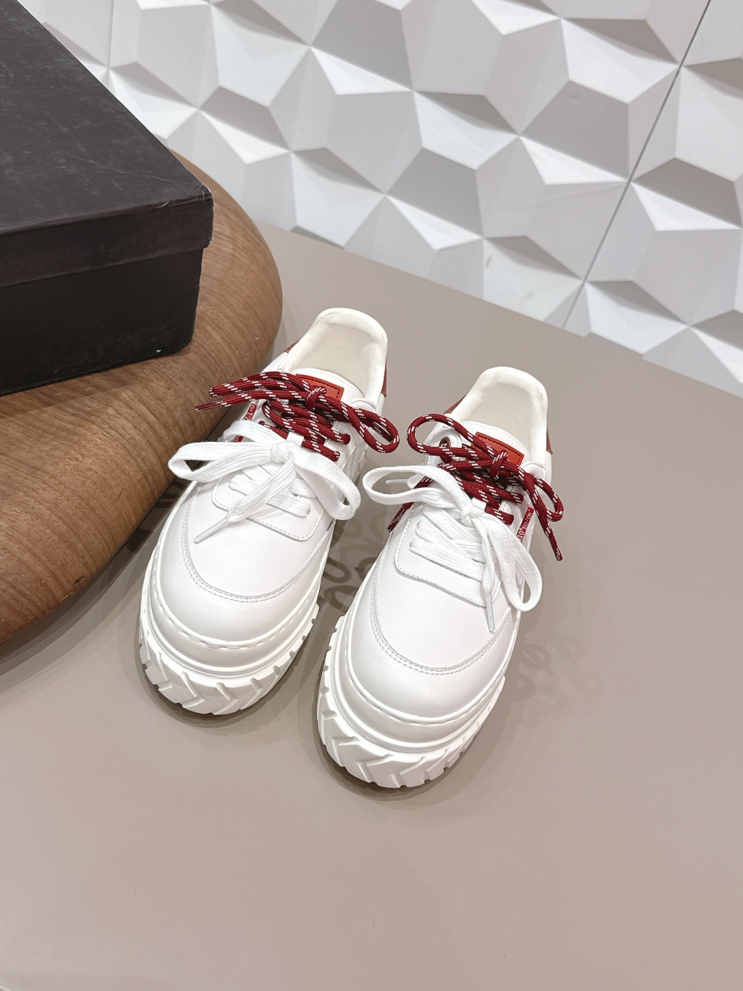 NO:722538,: 'Exclusive top version' both niche ~ 2026 vs early spring platform thick-soled casual series... [Treaded thick-soled color-blocked casual shoes] Original purchase, development and production both has a unique American retro style, with a solid leather shoe body and a versatile appearance with a retro atmosphere, paired with the brand's classic American flag logo. It has won the love of many fashion celebrities, and is often worn in private outfits U both shoes, neat and stylish... The fabric is original custom-made cowhide / cowhide  Original custom-made sheepskin lining, original custom-made sheepskin for feet, original open-molded foam sole for outsole, original full set of packaging, code number 35-39 (40. Customized, non-returnable) Color: official website updated simultaneously, casual shoes/sports shoes, sneakers, cowhide, sheepskin19860909: 《独家顶级版本》  both小众～2026vs早春松糕厚底休闲系列…【松糕厚底拼色休闲鞋】  原版购入开发 做货 both 富有独特美式复古风格,以扎实的皮革鞋身与复古氛围的百搭外型,配搭品牌经典的美国国旗标志,获得许多时尚名人的喜爱,更经常于私下穿搭中穿戴 U both 鞋款,俐落有型… 面料原版定制牛皮/牛猄 内里原版定制羊皮 垫脚原版定制羊皮 大底原版开模发泡成型底 包装原版全套包装 码数35-39（40.定制不退换） 颜色:官网同步更新,休闲鞋/运动鞋,sneakers,cowhide,sheepskin,Women's Shoes