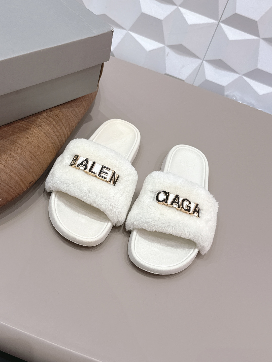 NO:748763,: 'Exclusive top version' Balenciaga Balenciaga 26 vs spring and summer sandals series... [Color-blocked thick-soled sandals] Original purchase and development, one-to-one Balenciaga production. The overall shoe shape draws on the creative ideas of Balenciaga Track and Balenciaga Runner. It is equivalent to removing the outer frame of the Track shoe body while inheriting the Runner's streamlined shape and beach Velcro technology, used as a concave shape... Fabric: Original custom knitted wool Inner: Original custom knitted wool  Feet: Original open-mold foaming one-piece Outsole: Original open-mold foaming one-piece molding (Thickness: 3cm) Number of yards: 35-39 (40.41.42. Customized) Packaging: Original full set of packaging Color: Official website updated simultaneously, slippers, balenciaga, balenciaga, slippers19860909: 《独家顶级版本》 Balenciaga巴黎世家26vs春夏凉拖系列……【拼色厚底凉拖】 原版购入开发,一比一做货Balenciaga 整体鞋型汲取了Balenciaga Track和Balenciaga Runner两款鞋型的创作思路 相当于把 Track鞋身的外框拆了下来 同时继承了 Runner的流线造型和沙滩魔术贴工艺,用作凹造型…… 面料:原版定制织毛 内里:原版定制织毛 垫脚:原版开模发泡一体成型 大底:原版开模发泡一体成型（厚度:3cm) 码数:35-39（40.41.42.定制） 包装:原版全套包装 颜色:官网同步更新,拖鞋,balenciaga,balenciaga,slippers,Women's Shoes