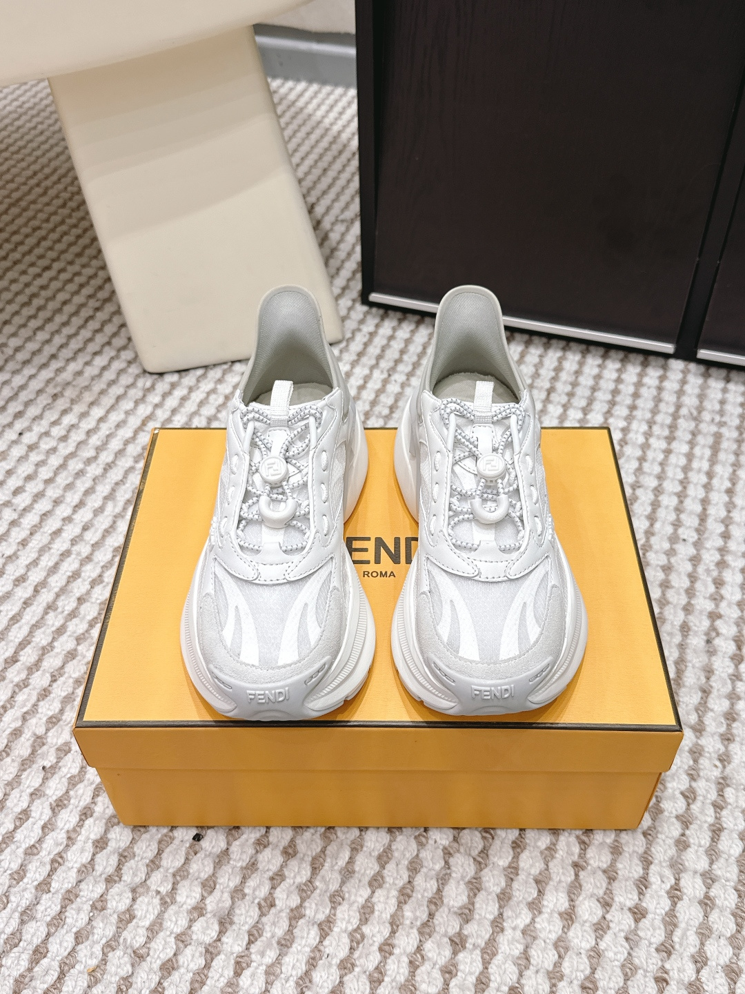 NO:749685,Purchasing agent Fendi Fendi 26ss spring and summer mesh couple style casual sports shoes dad shoes I feel like my calves are getting thinner when I put on these shoes!  Properly controlling appearance, the new match feels very soft when worn, just like stepping on clouds. Presbyopia that will never go out of style, low-key luxury!  These shoes are really awesome and good-looking; mainly because of the beautiful color scheme, they don’t look high-end to me that ordinary people can afford to wear them!  The first sneaker fendi match created by designer Kim Jones is similar to the LV Trainer basketball sneaker. The shoe shape is similar, with the addition of FF retro design; the whole shoe looks very fashionable and the legs are slim when worn. It does not look bulky and the thickness is appropriate, making you look taller!!  Suitable for any casual occasion. The lines are smooth and natural without being stiff!  Good shoes look comfortable and are even more comfortable to wear!  The height is increased by at least 6 centimeters. It makes your ankles look slender. The ergonomically designed shoe shape is not only beautiful, but also more comfortable and healthy. It is the same as the presbyopia material of the baguette bag; the fabric can be directly distinguished!  It’s that deep three-dimensional feeling!  Classic FF pattern, delicate embossed texture, and the fabric looks stylish!  Soft to the touch and skin-friendly, with great texture!  !  A pair of shoes that can stand the test of time and never go out of style!  !  Original fabric, imported calfskin, original molded mesh splicing, lining, original customized mesh, outsole, non-slip foam TPU material, making you more comfortable to wear and more stable to walk. Size for men and women 35-45, casual shoes/sports shoes, fendi, fendi, louis vuitton, louis vuitton, sneakers, cowhide19860909代购级 Fendi芬迪 26ss 春夏 网面 情侣款 休闲 运动鞋 老爹鞋 穿上这双鞋感觉小腿都变细了！妥妥的颜值控,新款match穿起来质感很软 就像踩在云朵上一样 永远不会过时的老花,低调的奢华！这鞋子是真的牛逼,颜值高；主要是配色好看,看着我就不是一般人穿得起的那种高级！设计师 Kim Jones打造的首款运动鞋fendi match 和LV驴牌的 Trainer篮球运动鞋,鞋型差不多 添加了FF复古的设计；整个鞋子看起来就特别时尚 而且穿上脚还显腿细 看起来不会笨重厚度也合适,显高!！适穿于任何休闲场合. 线条感流畅自然不生硬！好的鞋型看起来舒适穿起来更加舒服！增高起码6公分.把你们脚踝都显的纤细了. 根据人体工程学设计的鞋型弧度,不仅美,更美的舒适,美的健康.和法棍包的老花材质一样；布料可以直接区别！是那种很深的立体感！经典FF图案,压花纹理细腻,面料看着有型！摸着柔软亲肤,很有质感！！经得起时间的考验的一双鞋,根本不会过时的款！！ 面料原版定制进口小牛皮原版开模网面拼接 内里原版定制网面 大底防滑发泡 TPU材质,让你穿着更加舒适,走路更加稳定 Size男女 35-45,休闲鞋/运动鞋,fendi,fendi,louis vuitton,louis vuitton,sneakers,cowhide,Women's Shoes