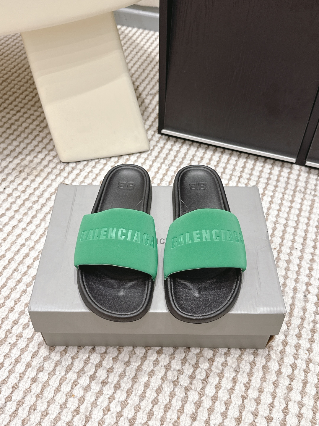 NO:749735,Purchasing agent Balenciaga 2026 spring and summer new thick-soled slippers Balenciaga's black slippers, with white rubber soles and black fabric uppers, are simple and recognizable. The uppers are printed with the brand logo, which is full of fashion. The flat-soled design is comfortable to wear and suitable for daily outings or vacations. Light and easy to carry, super stylish with casual clothes, it is a must-have trendy item for fashion lovers!  Size 35-39 (40.41.42 custom-made, non-refundable), slippers, balenciaga, balenciaga, slippers19860909代购级 Balenciaga巴黎世家2026春夏新款 厚底 一字拖鞋 Balenciaga这款黑色拖鞋,白色橡胶鞋底+黑色织物鞋面,简约又有辨识度.鞋面印有品牌标志,时髦感满分 平底设计,穿着舒适,适合日常出街或度假.轻便易携,搭配休闲服饰超有型,是时尚爱好者必入的潮流单品！ Size 35-39（40.41.42定做不退换）,拖鞋,balenciaga,balenciaga,slippers,Women's Shoes