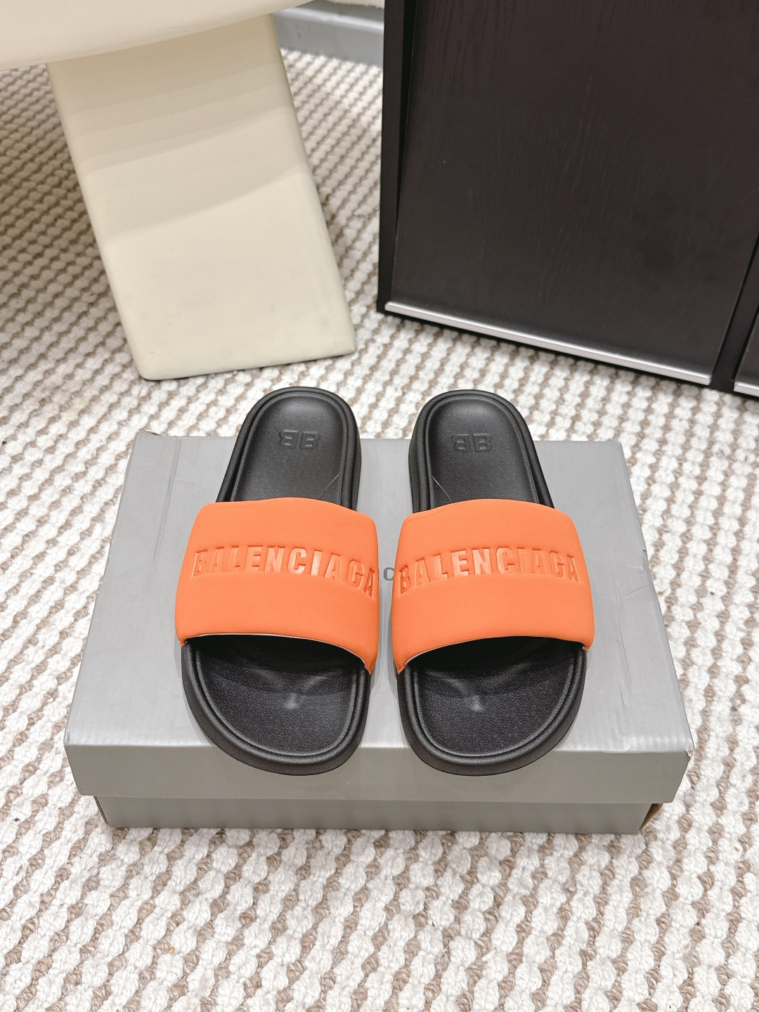NO:749740,Purchasing agent Balenciaga 2026 spring and summer new thick-soled slippers Balenciaga's slippers, with white rubber soles and black fabric uppers, are simple and recognizable. The uppers are printed with the brand logo, which is full of fashion. The flat-soled design is comfortable to wear and suitable for daily outings or vacations. It is light and easy to carry, and is super stylish with casual clothes. It is a must-have trendy item for fashion lovers!  Size 35-39 (40.41.42 custom-made, non-refundable), slippers, balenciaga, balenciaga, slippers19860909代购级 Balenciaga巴黎世家2026春夏新款 厚底 一字拖鞋 Balenciaga这款拖鞋,白色橡胶鞋底+黑色织物鞋面,简约又有辨识度.鞋面印有品牌标志,时髦感满分 平底设计,穿着舒适,适合日常出街或度假.轻便易携,搭配休闲服饰超有型,是时尚爱好者必入的潮流单品！ Size 35-39（40.41.42定做不退换）,拖鞋,balenciaga,balenciaga,slippers,Women's Shoes