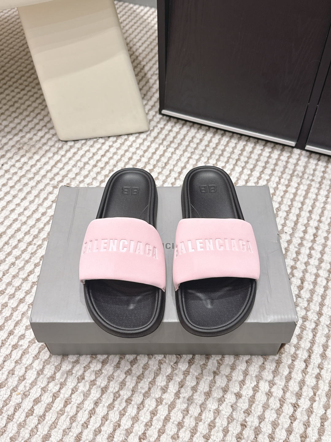 NO:749745,Purchasing agent Balenciaga 2026 spring and summer new thick-soled slippers Balenciaga's slippers, rubber sole + fabric upper, are simple and recognizable. The upper is printed with the brand logo, which is full of fashion. The flat-bottom design is comfortable to wear and suitable for daily outings or vacations. It is light and easy to carry, and is super stylish with casual clothes. It is a must-have trendy item for fashion lovers!  Size 35-39 (40.41.42 custom-made, non-refundable), slippers, balenciaga, balenciaga, slippers19860909代购级 Balenciaga巴黎世家2026春夏新款 厚底 一字拖鞋 Balenciaga这款拖鞋,橡胶鞋底+织物鞋面,简约又有辨识度.鞋面印有品牌标志,时髦感满分 平底设计,穿着舒适,适合日常出街或度假.轻便易携,搭配休闲服饰超有型,是时尚爱好者必入的潮流单品！ Size 35-39（40.41.42定做不退换）,拖鞋,balenciaga,balenciaga,slippers,Women's Shoes