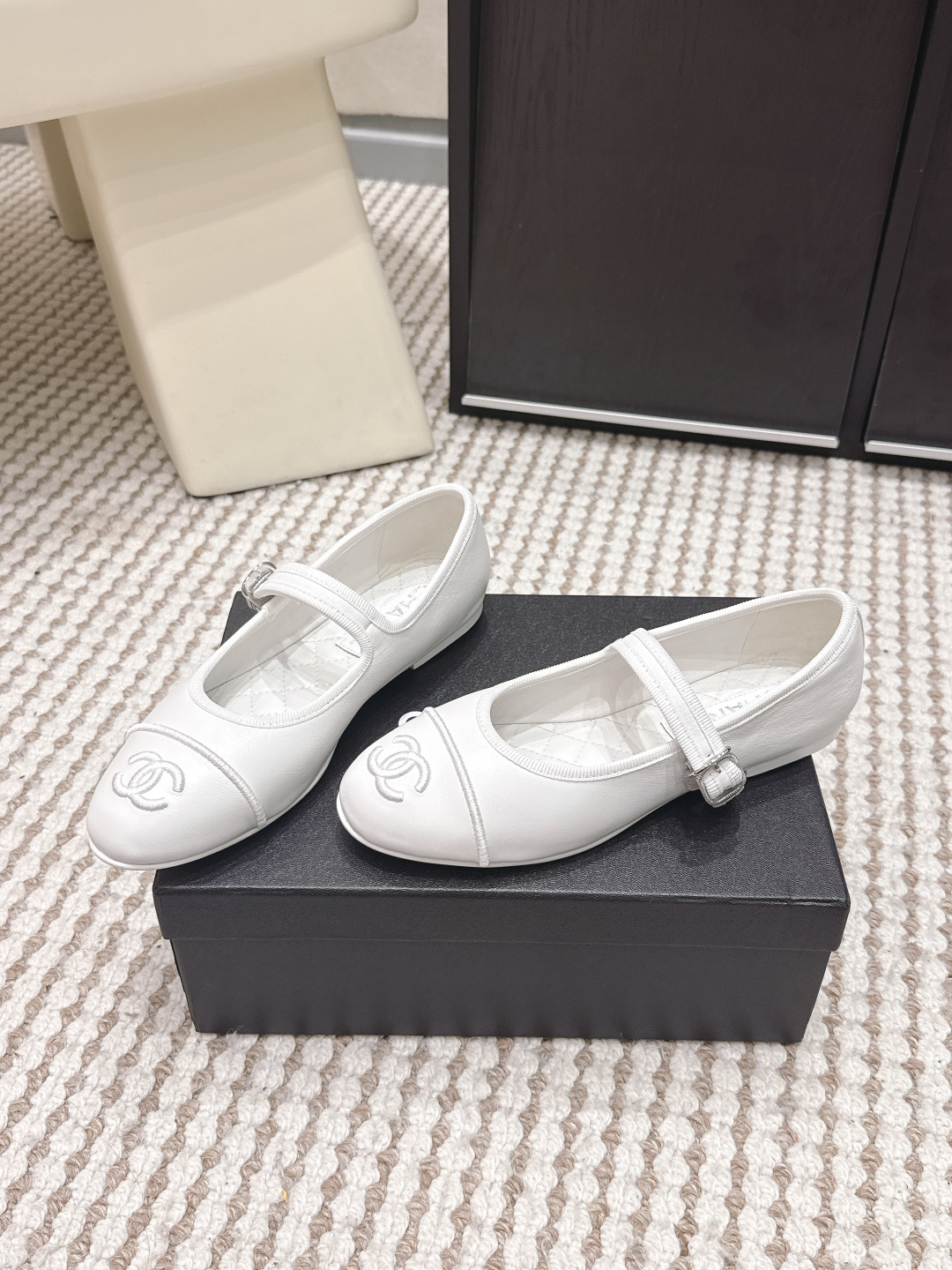 Белые женские балетки Chanel с декором