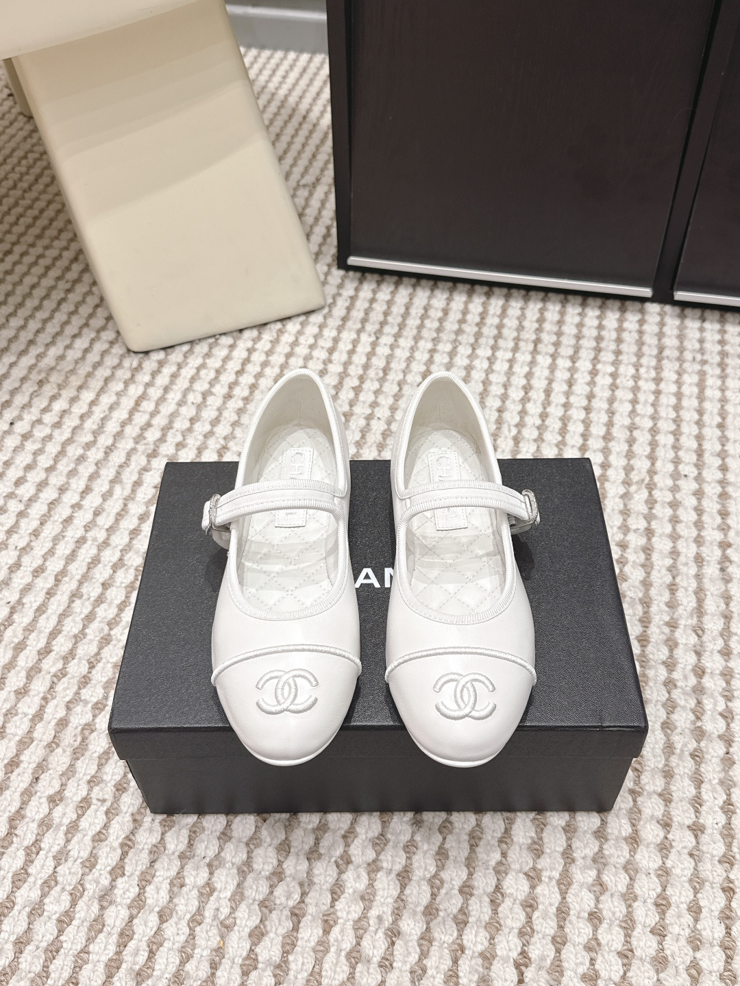 NO:749750,Purchasing agent level Chanel 26ss spring and summer series Mary Jane ballet shoes Very popular large pair C design hand stitching is very time-consuming and labor-intensive Unique outsole double stitching method The rose red bottom sticker allows you to inadvertently reveal the highlights The outsole stitching will never come off The bottom is firm and permanent retro is the classic rich C flavor that will be passed down forever Fabric imported mixed lambskin Lined suede Outsole Italian genuine leather outsole Size #35-41 (40  41 Custom-made (non-refundable), ballet shoes, chanel, mary jane, sheepskin, Leather soles19860909代购级 Chanel 26ss 春夏系列 玛丽珍 芭蕾舞鞋 非常火的大双C设计手工车线非常耗时耗力 独特大底双拼做法 玫红色底贴让你不经意露出亮点大底车线永不脱底牢固永久复古就是经典浓郁C味永久流传 面料进口混种小羊皮 内里小山羊皮 大底意大利真皮大底 Size#35-41（40 41订做不退换）,芭蕾舞鞋,chanel,mary jane,sheepskin,Leather soles,Women's Shoes