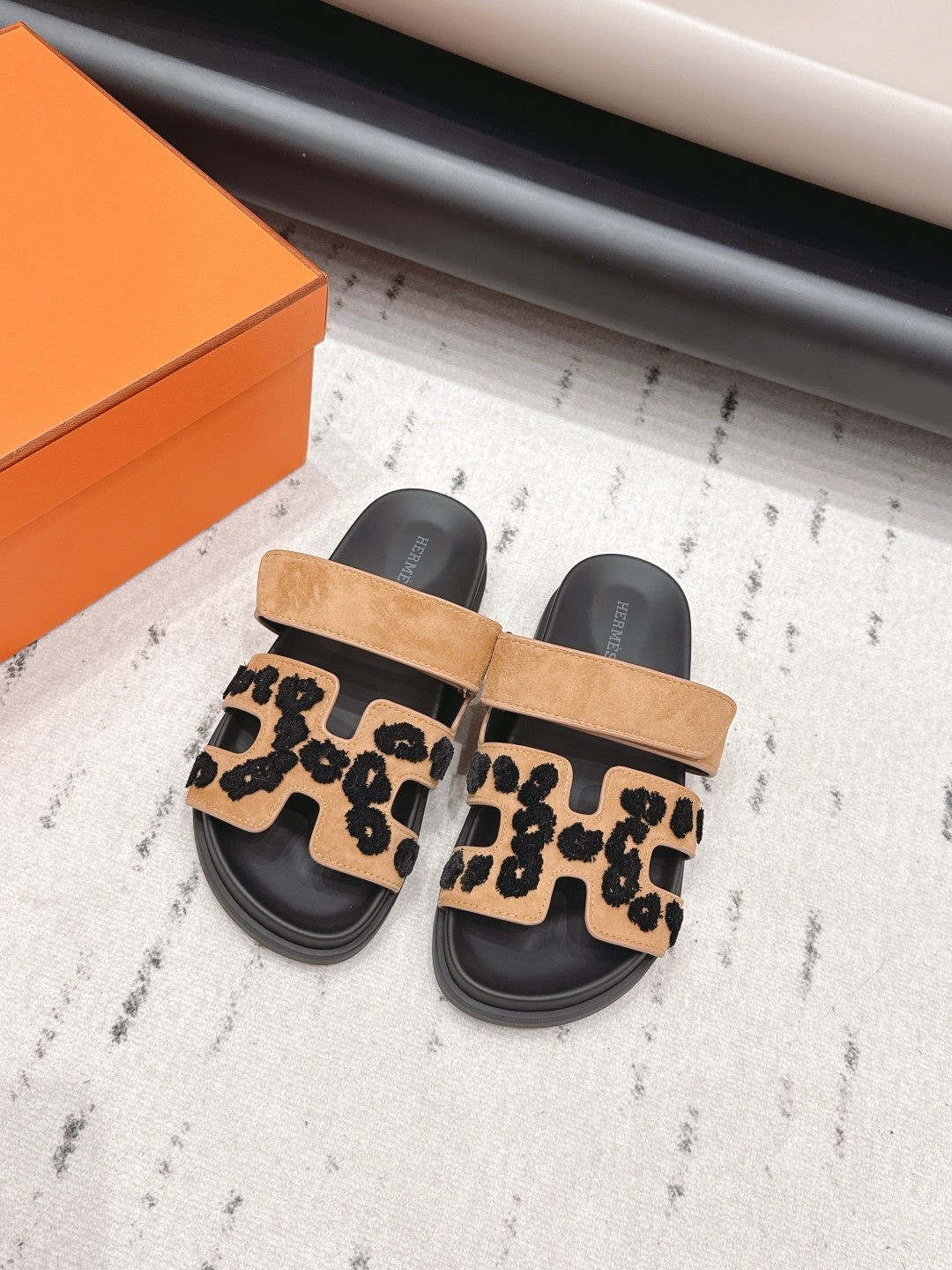 NO:758153,Guanhuo 'Exclusive top version' Hermes spring and summer classic Erjiu beach slippers series... [Beach Erjiu Sandals] Chypre Choumeng Choumeng Erjiu slippers, old manle slippers, so comfortable on the feet!  Honest and cute!  All original materials include the bottom platform, original mold opening and edge strips. Note: only high-end quality!  !  Aimed at counter quality, standard size... Customized original cashmere terry embroidery on the upper Customized original sheepskin lining Customized silk cow pattern water table on the feet Outsole molded TPU non-slip molded bottom Packaging Original full set of packaging Code number 35-39 (40. Customized) Color official website updated simultaneously, slippers, hermes, hermes, slippers, sheepskin19860909莞货《独家顶级版本》  Hermes爱马*仕春夏经典二舅沙滩拖鞋系列……【沙滩二舅凉拖】 Chypre 丑萌丑萌二舅拖鞋,老头乐拖鞋,上脚简直太舒服了！憨厚又可爱！全部原版材料包底台,原版开模沿边条 注意 只做高端品质！！对准专柜品质,标准正码…… 鞋面定制原版羊绒毛巾绣工艺 内里定制原版羊皮 垫脚定制丝绸牛纹包水台 大底开模TPU防滑成型底 包装原版全套包装 码数35-39（40.定制） 颜色官网同步更新,拖鞋,hermes,hermes,slippers,sheepskin,Women's Shoes