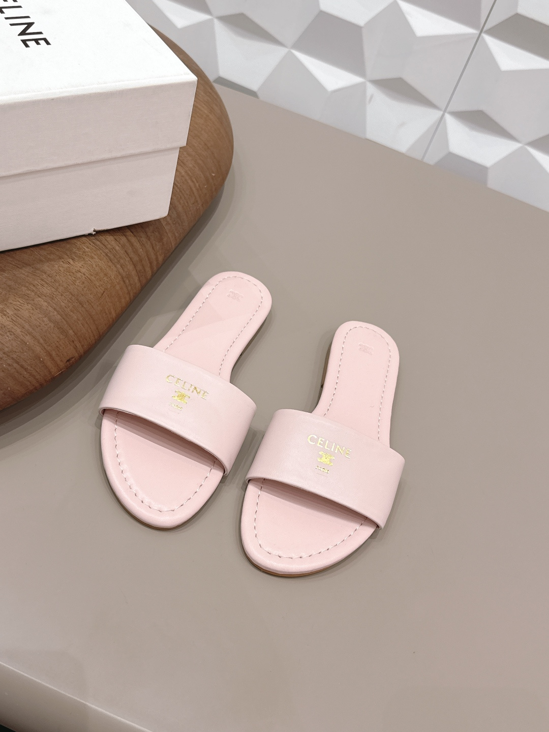 NO:758191,: Rubber-soled genuine leather sole 'Exclusive top version' C*eline 2026vs spring and summer grass latest hot sandal series... [Round-head flat sandals] Paired with socks in summer, it is absolutely perfect. The retro point brings a full sense of fashion and appearance. The original purchase and development, still the highest output, restores the original customized retro feel... Fabric: Original customized sheepskin Lining: Original customized sheepskin Outsole:  Original customized rubber sole/genuine leather sole (2 types of soles optional) Packaging: Original full set of packaging Code number: 35-39 (customized at 40.41.42) Color: Official website updated simultaneously, slippers, sandals, slippers, sheepskin, socks19860909: 橡胶底真皮底 《独家顶级版本》  C*eline赛*琳2026vs春夏种草 最新爆款凉鞋系列…【圆头平底凉拖】 夏天搭配袜子,简直绝绝子了复古的点上带上了满分时髦感颜值绝原版购入开发,依旧最高输出,还原原版定制复古感…… 面料: 原版定制羊皮 内里: 原版定制羊皮 大底: 原版定制橡胶底/真皮底（2种底可选） 包装: 原版全套包装 码数: 35-39（40.41.42定制） 颜色:官网同步更新,拖鞋,sandals,slippers,sheepskin,socks,Women's Shoes