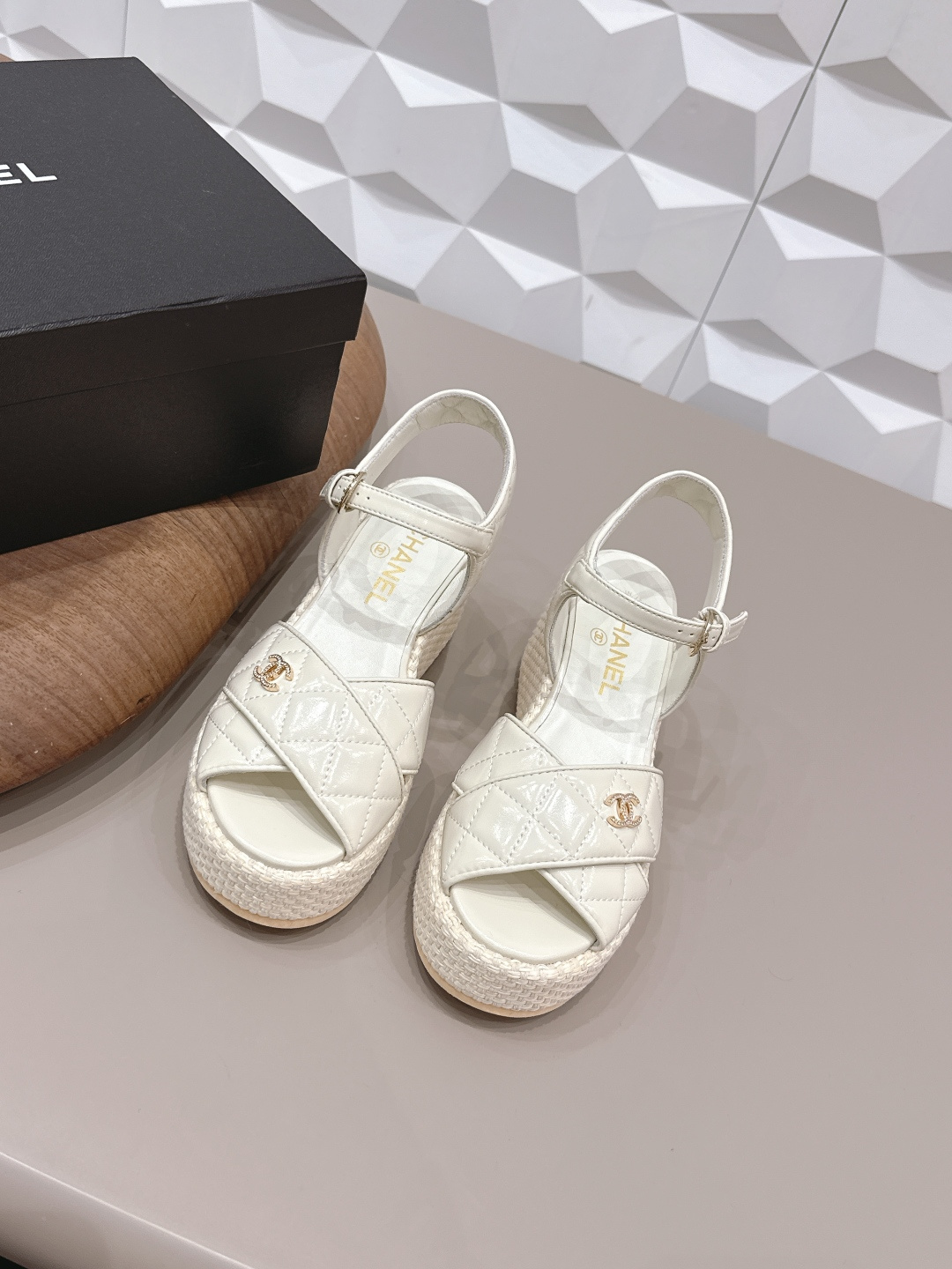 NO:758190,'Exclusive top version' CHANE*L Xiaoxiang 2026 vs early spring hot sandal series...[Thick-soled platform sandals] Customized leather surface, color, customized unique leather strapping and complex craftsmanship, the main recommendation of Milan catwalk, super hot. High-end handmade series, really beautiful!  The upper foot is super good-looking, playful and high-end, the thick sole increases height and is versatile, a must-have in summer... The fabric is original customized patent leather, the lining is original customized sheepskin, the foot pad is original customized sheepskin, the outsole is original molded PU foam combination sole, the packaging is the original full set of packaging, the code number is 35-39 (40.41. Customization is non-refundable), the color official website is updated simultaneously, sandals, chanel, sandals, sheepskin19860909《独家顶级版本》 CHANE*L小香2026vs早春爆款凉鞋系列……【松糕厚底凉鞋】 定制皮面、颜色、定制独特的穿皮条复杂工艺、米兰走秀主推款,超火爆. 高级手工系列,真的太美了！上脚超级好看,俏皮又高级,厚底增高百搭 夏日必备…… 面料原版定制漆皮 内里原版定制羊皮 垫脚原版定制羊皮 大底原版开模PU发泡组合底 包装原版全套包装 码数35-39（40.41.定制不退换） 颜色官网同步更新,凉鞋,chanel,sandals,sheepskin,Women's Shoes