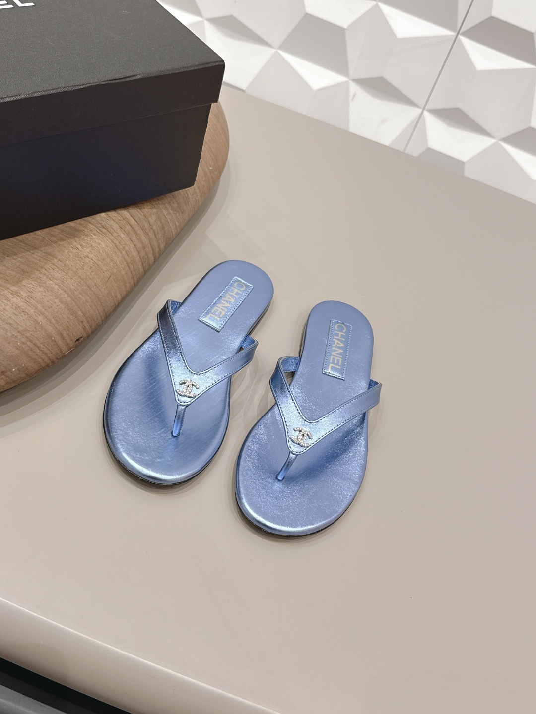 NO:758169,'Exclusive top version' CHANE*L Xiaoxiang 2026 vs early spring popular sandals series... [Round-toe thong sandals] Customized leather surface, color, customized unique leather strapping complex craftsmanship, Milan catwalk main recommendation, super hot. High-end handmade series, really beautiful!  The upper foot is super good-looking, playful and high-end, the thick sole adds height and is versatile, a must-have in summer... The fabric is made of original custom cowhide with diamond buckle technology. The lining is made of original custom sheepskin. The foot pad is made of original custom lambskin bag midsole. The outsole is an original leather combination sole. The packaging is the original full set. The code number is 35-39 (40.41. Customization is non-returnable). The colors are updated simultaneously on the official website, split-toe shoes, chanel, sandals, cowhide, sheepskin.19860909《独家顶级版本》 CHANE*L小香2026vs早春爆款凉鞋系列……【圆头夹趾凉拖】 定制皮面、颜色、定制独特的穿皮条复杂工艺、米兰走秀主推款,超火爆. 高级手工系列,真的太美了！上脚超级好看,俏皮又高级,厚底增高百搭 夏日必备…… 面料原版定制牛皮钻扣工艺 内里原版定制羊皮 垫脚原版定制羊纹包中底 大底原版真皮组合底 包装原版全套包装 码数35-39（40.41.定制不退换） 颜色官网同步更新,分趾鞋,chanel,sandals,cowhide,sheepskin,Women's Shoes