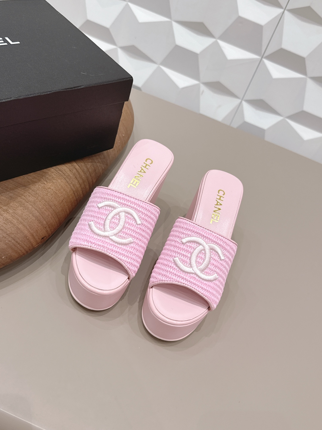 NO:758183,'Exclusive top version' CHANE*L Xiaoxiang 2026 vs early spring hot sandal series... [Thick-soled sandals] Customized leather surface, color, customized unique leather strapping and complex craftsmanship, the main model of the Milan catwalk, super hot. High-end handmade series, really beautiful!  The upper foot is super good-looking, playful and high-end, the thick sole increases height and is versatile, a must-have in summer... The fabric is made with original custom-made straw weaving and electric embroidery. The lining is made with original custom-made sheepskin. The foot pads are made with original custom-made sheepskin. The outsole is made of original open-molded PU foam combination sole. The packaging is the original full set. The code number is 35-39 (40.41. Customization is non-returnable). The colors are updated simultaneously on the official website, slippers and sandals, chanel, sandals, slippers, espadrilles, sheepskin.19860909《独家顶级版本》 CHANE*L小香2026vs早春爆款凉鞋系列……【松糕厚底凉拖】 定制皮面、颜色、定制独特的穿皮条复杂工艺、米兰走秀主推款,超火爆. 高级手工系列,真的太美了！上脚超级好看,俏皮又高级,厚底增高百搭 夏日必备…… 面料原版定制草编电绣工艺 内里原版定制羊皮 垫脚原版定制羊皮 大底原版开模PU发泡组合底 包装原版全套包装 码数35-39（40.41.定制不退换） 颜色官网同步更新,拖鞋凉鞋,chanel,sandals,slippers,espadrilles,sheepskin,Women's Shoes