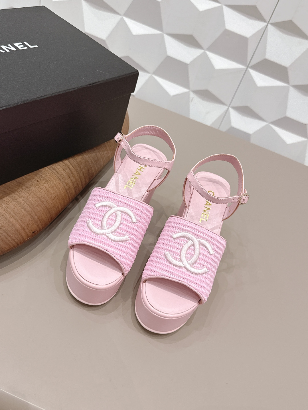 NO:758176,'Exclusive top version' CHANE*L Xiaoxiang 2026 vs early spring hot sandal series...[Thick-soled platform sandals] Customized leather surface, color, customized unique leather strapping and complex craftsmanship, the main recommendation of Milan catwalk, super hot. High-end handmade series, really beautiful!  The upper foot is super good-looking, playful and high-end, the thick sole adds height and is versatile, a must-have in summer... The fabric is made of original customized cowhide/straw electric embroidery. The lining is made of original customized sheepskin. The foot pads are made of original customized sheepskin. The outsole is made of original molded PU foam combination bottom. Packaging: Original full set of packaging. Code number: 35-39 (40.41. Customization is non-refundable)  The color official website is updated simultaneously, slippers and sandals, chanel, sandals, slippers, espadrilles, cowhide, sheepskin19860909《独家顶级版本》 CHANE*L小香2026vs早春爆款凉鞋系列……【松糕厚底凉鞋】 定制皮面、颜色、定制独特的穿皮条复杂工艺、米兰走秀主推款,超火爆. 高级手工系列,真的太美了！上脚超级好看,俏皮又高级,厚底增高百搭 夏日必备…… 面料原版定制牛皮/草编电绣工艺 内里原版定制羊皮 垫脚原版定制羊皮 大底原版开模PU发泡组合底 包装原版全套包装 码数35-39（40.41.定制不退换） 颜色官网同步更新,拖鞋凉鞋,chanel,sandals,slippers,espadrilles,cowhide,sheepskin,Women's Shoes