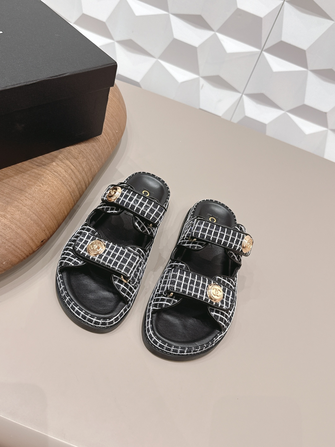 NO:758185,Genuine leather sole 30 'Exclusive top version' CHANE*L Xiaoxiang 2026 vs early spring hot sandal series... [Round-head beach sandals] Customized leather surface, color, customized unique leather strapping complex craftsmanship, Milan catwalk main recommendation, super hot. High-end handmade series, really beautiful!  The upper foot is super good-looking, playful and high-end, the thick sole increases height and is versatile, a must-have for summer... The fabric is original custom-made woven fabric, the lining is original custom-made sheepskin, the foot pads are original custom-made sheepskin water platform, the outsole is original combination sole (rubber and genuine leather are available in 2 options), the packaging is the original full set of packaging.19860909真皮底30《独家顶级版本》 CHANE*L小香2026vs早春爆款凉鞋系列……【圆头沙滩凉拖】 定制皮面、颜色、定制独特的穿皮条复杂工艺、米兰走秀主推款,超火爆. 高级手工系列,真的太美了！上脚超级好看,俏皮又高级,厚底增高百搭 夏日必备…… 面料原版定制织布 内里原版定制羊皮 垫脚原版定制羊纹包水台 大底原版组合底（橡胶和真皮2种可选） 包装原版全套包装 码数35-39（40.41.定制不退换） 颜色官网同步更新,拖鞋凉鞋,chanel,sandals,slippers,sheepskin,Women's Shoes