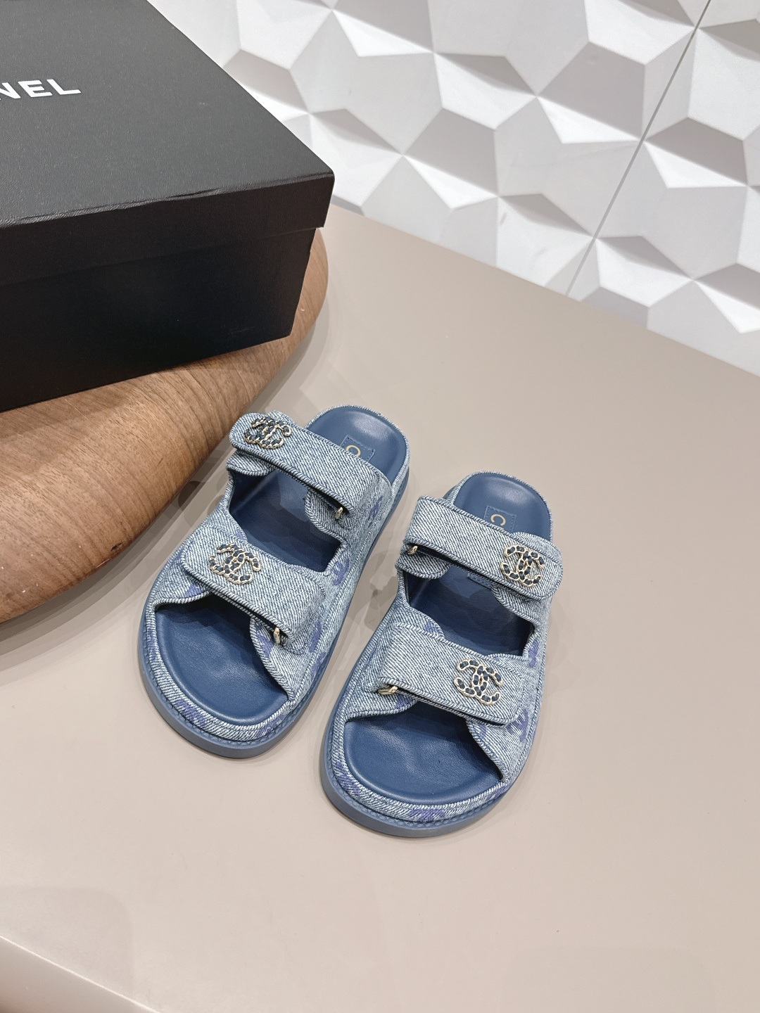 NO:758178,Genuine leather sole 30 'Exclusive top version' CHANE*L Xiaoxiang 2026 vs early spring hot sandal series... [Round-head beach sandals] Customized leather surface, color, customized unique leather strapping complex craftsmanship, Milan catwalk main recommendation, super hot. High-end handmade series, really beautiful!  The upper foot is super good-looking, playful and high-end, the thick sole increases height and is versatile, a must-have for summer... The fabric is original customized denim, the lining is original customized sheepskin, the foot pads are original customized sheepskin water platform, the outsole is original combination sole (rubber and genuine leather are available in 2 options), the packaging is original full set, the code number is 35-39 (40.41. Customized, non-refundable). The colors are updated simultaneously on the official website, slippers and sandals, chanel, sandals, slippers, sheepskin19860909真皮底30《独家顶级版本》 CHANE*L小香2026vs早春爆款凉鞋系列……【圆头沙滩凉拖】 定制皮面、颜色、定制独特的穿皮条复杂工艺、米兰走秀主推款,超火爆. 高级手工系列,真的太美了！上脚超级好看,俏皮又高级,厚底增高百搭 夏日必备…… 面料原版定制牛仔布 内里原版定制羊皮 垫脚原版定制羊纹包水台 大底原版组合底（橡胶和真皮2种可选） 包装原版全套包装 码数35-39（40.41.定制不退换） 颜色官网同步更新,拖鞋凉鞋,chanel,sandals,slippers,sheepskin,Women's Shoes