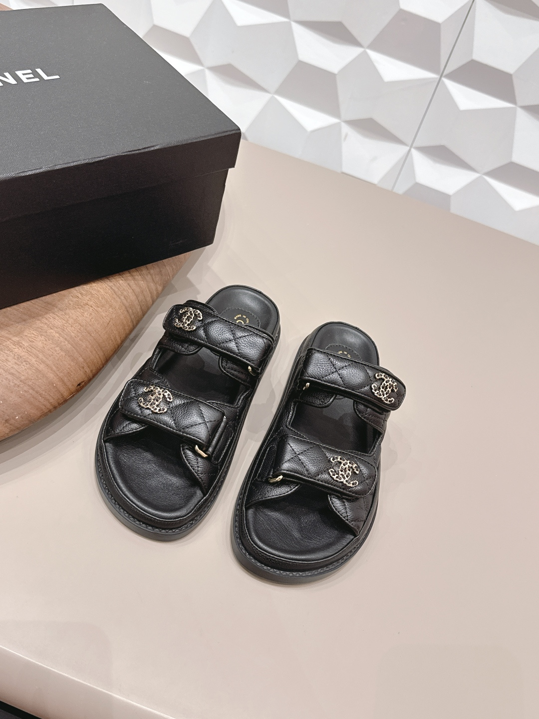 NO:758171,Genuine leather sole 30 'Exclusive top version' CHANE*L Xiaoxiang 2026 vs early spring hot sandal series... [Round-head beach sandals] Customized leather surface, color, customized unique leather strapping complex craftsmanship, Milan catwalk main recommendation, super hot. High-end handmade series, really beautiful!  The upper foot is super good-looking, playful and high-end, the thick sole increases height and is versatile, a must-have in summer... The fabric is made of original custom-made cowhide with electric embroidery technology. The lining is made of original custom-made sheepskin. The foot pads are made of original custom-made sheep pattern with water platform. The outsole is the original combination sole (rubber and genuine leather are available in 2 options). The original full set of packaging is code number 35-39 (40.41. Customization is non-returnable). The colors are updated simultaneously on the official website, slippers and sandals, chanel, sandals, slippers, cowhide, sheepskin.19860909真皮底30《独家顶级版本》 CHANE*L小香2026vs早春爆款凉鞋系列……【圆头沙滩凉拖】 定制皮面、颜色、定制独特的穿皮条复杂工艺、米兰走秀主推款,超火爆. 高级手工系列,真的太美了！上脚超级好看,俏皮又高级,厚底增高百搭 夏日必备…… 面料原版定制牛皮电绣工艺 内里原版定制羊皮 垫脚原版定制羊纹包水台 大底原版组合底（橡胶和真皮2种可选） 包装原版全套包装 码数35-39（40.41.定制不退换） 颜色官网同步更新,拖鞋凉鞋,chanel,sandals,slippers,cowhide,sheepskin,Women's Shoes