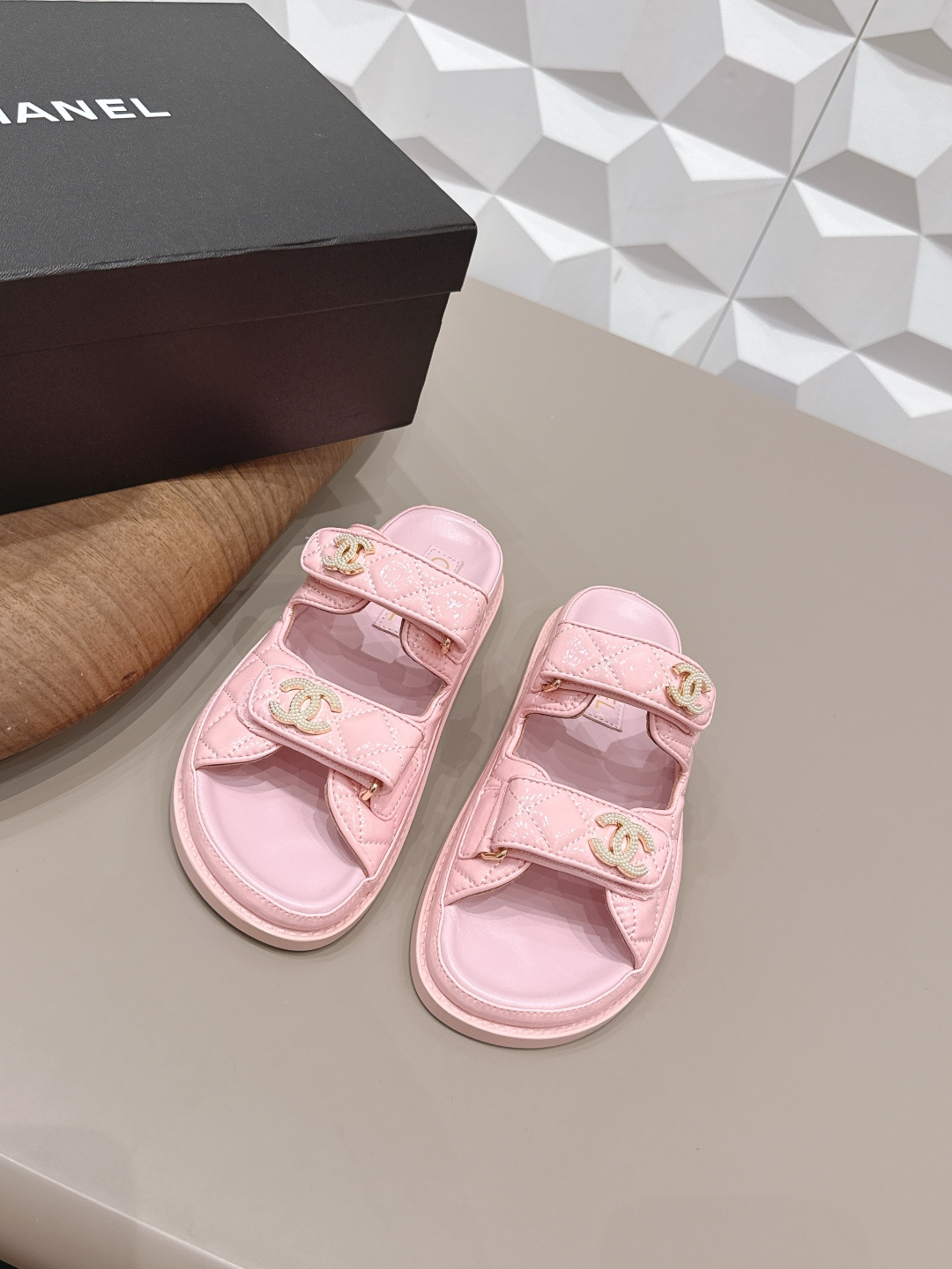 NO:758163,Genuine leather sole 30 'Exclusive top version' CHANE*L Xiaoxiang 2026 vs early spring hot sandal series... [Round-head beach sandals] Customized leather surface, color, customized unique leather strapping complex craftsmanship, Milan catwalk main recommendation, super hot. High-end handmade series, really beautiful!  The upper foot is super good-looking, playful and high-end, the thick sole adds height and is versatile, a must-have in summer... The fabric is made of original custom patent leather with electric embroidery technology. The inner lining is made of original custom sheepskin. The foot pads are made of original custom sheep pattern with water platform. The outsole is the original combination sole (rubber and genuine leather are available in 2 options). The packaging is the original full set. The code number is 35-39 (40.41. Customization is non-returnable). The colors are updated simultaneously on the official website, slippers and sandals, chanel, sandals, slippers, sheepskin.19860909真皮底30《独家顶级版本》 CHANE*L小香2026vs早春爆款凉鞋系列……【圆头沙滩凉拖】 定制皮面、颜色、定制独特的穿皮条复杂工艺、米兰走秀主推款,超火爆. 高级手工系列,真的太美了！上脚超级好看,俏皮又高级,厚底增高百搭 夏日必备…… 面料原版定制漆皮电绣工艺 内里原版定制羊皮 垫脚原版定制羊纹包水台 大底原版组合底（橡胶和真皮2种可选） 包装原版全套包装 码数35-39（40.41.定制不退换） 颜色官网同步更新,拖鞋凉鞋,chanel,sandals,slippers,sheepskin,Women's Shoes