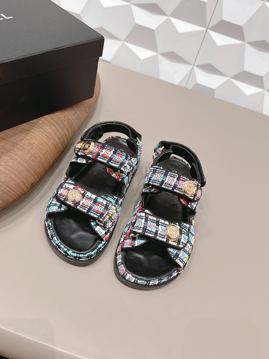 NO:758155,Genuine leather sole 30 'Exclusive top version' CHANE*L Xiaoxiang 2026 vs early spring hot sandal series... [Round-toe beach sandals] Customized leather surface, color, customized unique leather strapping complex craftsmanship, Milan catwalk main recommendation, super hot. High-end handmade series, really beautiful!  The upper foot is super good-looking, playful and high-end, the thick sole increases height and is versatile, a must-have for summer... The fabric is original custom-made woven fabric, the lining is original custom-made sheepskin, the foot pads are original custom-made sheepskin water platform, the outsole is original combination sole (rubber and genuine leather are available in 2 options), the packaging is the original full set of packaging.19860909真皮底30《独家顶级版本》 CHANE*L小香2026vs早春爆款凉鞋系列……【圆头沙滩凉鞋】 定制皮面、颜色、定制独特的穿皮条复杂工艺、米兰走秀主推款,超火爆. 高级手工系列,真的太美了！上脚超级好看,俏皮又高级,厚底增高百搭 夏日必备…… 面料原版定制织布 内里原版定制羊皮 垫脚原版定制羊纹包水台 大底原版组合底（橡胶和真皮2种可选） 包装原版全套包装 码数35-39（40.41.定制不退换） 颜色官网同步更新,拖鞋凉鞋,chanel,sandals,slippers,sheepskin,Women's Shoes