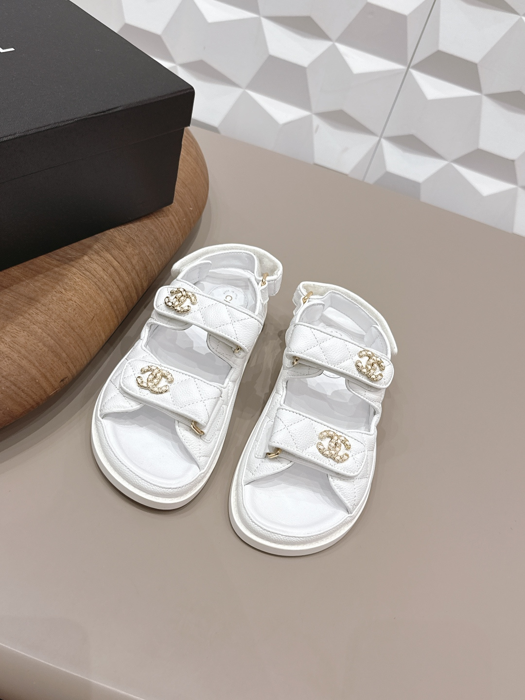 NO:758210,Genuine leather sole 30 'Exclusive top version' CHANE*L Xiaoxiang 2026 vs early spring hot sandal series... [Round-toe beach sandals] Customized leather surface, color, customized unique leather strapping complex craftsmanship, Milan catwalk main recommendation, super hot. High-end handmade series, really beautiful!  The upper foot is super good-looking, playful and high-end, the thick sole increases height and is versatile, a must-have in summer... The fabric is made of original custom-made cowhide with electric embroidery technology. The lining is made of original custom-made sheepskin. The foot pads are made of original custom-made sheep pattern with water platform. The outsole is the original combination sole (rubber and genuine leather are available in 2 options). The original full set of packaging is code number 35-39 (40.41. Customization is non-returnable). The colors are updated simultaneously on the official website, slippers and sandals, chanel, sandals, slippers, cowhide, sheepskin.19860909真皮底30《独家顶级版本》 CHANE*L小香2026vs早春爆款凉鞋系列……【圆头沙滩凉鞋】 定制皮面、颜色、定制独特的穿皮条复杂工艺、米兰走秀主推款,超火爆. 高级手工系列,真的太美了！上脚超级好看,俏皮又高级,厚底增高百搭 夏日必备…… 面料原版定制牛皮电绣工艺 内里原版定制羊皮 垫脚原版定制羊纹包水台 大底原版组合底（橡胶和真皮2种可选） 包装原版全套包装 码数35-39（40.41.定制不退换） 颜色官网同步更新,拖鞋凉鞋,chanel,sandals,slippers,cowhide,sheepskin,Women's Shoes