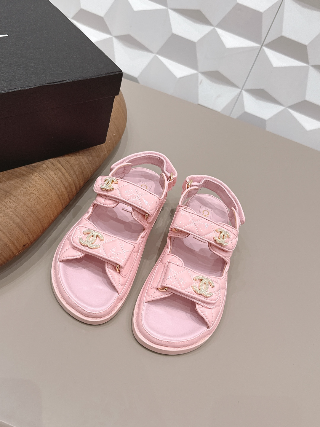 NO:758202,Genuine leather sole 30 'Exclusive top version' CHANE*L Xiaoxiang 2026 vs early spring hot sandal series... [Round-toe beach sandals] Customized leather surface, color, customized unique leather strapping complex craftsmanship, Milan catwalk main recommendation, super hot. High-end handmade series, really beautiful!  The upper foot is super good-looking, playful and high-end, the thick sole adds height and is versatile, a must-have in summer... The fabric is made of original custom patent leather with electric embroidery technology. The inner lining is made of original custom sheepskin. The foot pads are made of original custom sheep pattern with water platform. The outsole is the original combination sole (rubber and genuine leather are available in 2 options). The packaging is the original full set. The code number is 35-39 (40.41. Customization is non-returnable). The colors are updated simultaneously on the official website, slippers and sandals, chanel, sandals, slippers, sheepskin.19860909真皮底30《独家顶级版本》 CHANE*L小香2026vs早春爆款凉鞋系列……【圆头沙滩凉鞋】 定制皮面、颜色、定制独特的穿皮条复杂工艺、米兰走秀主推款,超火爆. 高级手工系列,真的太美了！上脚超级好看,俏皮又高级,厚底增高百搭 夏日必备…… 面料原版定制漆皮电绣工艺 内里原版定制羊皮 垫脚原版定制羊纹包水台 大底原版组合底（橡胶和真皮2种可选） 包装原版全套包装 码数35-39（40.41.定制不退换） 颜色官网同步更新,拖鞋凉鞋,chanel,sandals,slippers,sheepskin,Women's Shoes