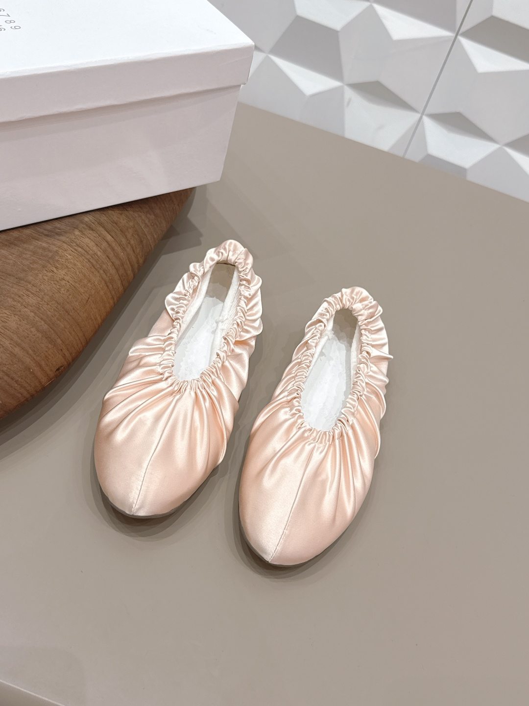 NO:758214,: Cloth cover 'Exclusive top version' Maison Margiela 26 vs early spring new Loaf single shoe series...[Round-toe pull-out flat shoes] The original version provides one-to-one comfort, better wrapping, full personality, and easy to match with various styles of clothes... Fabric: Original customized technical gauze Lining: Original customized woven fabric Foot pads: Original customized cowhide Outsole: Original molded sole Heel height: 0.8cm (flat bottom)  Size: 35-39 (40.41. Customization is non-refundable) Packaging: Original full set of packaging Color: Official website updated simultaneously, single shoes, masion margiela, loafers, cowhide19860909: 布面《独家顶级版本》 Maison Margiela马吉拉26vs早春新款乐福单鞋系列……【圆头拉邹平底单鞋】 原版一比一打造舒适度,包裹性都比较好,个性十足,很好驾驭各种风格衣服搭配…… 面料: 原版定制科技莎布 内里: 原版定制织布 垫脚: 原版定制牛皮 大底: 原版开模成型底 跟高: 0.8cm（平底） 码数: 35-39（40.41.定制不退换） 包装:原版全套包装 颜色:官网同步更新,单鞋,masion margiela,loafers,cowhide,Women's Shoes