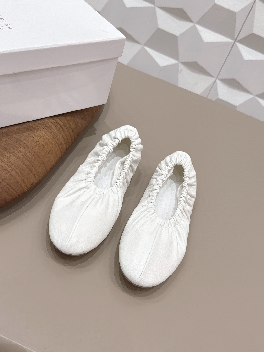 NO:758206,: Leather 'Exclusive top version' Maison Margiela 26 vs early spring new Loaf single shoe series... [Round-toe pull-out flat shoes] The original version provides one-to-one comfort, better wrapping, full personality, and easy to match with various styles of clothes... Fabric: Original customized sheepskin Lining: Original customized woven fabric Foot pads: Original customized cowhide Outsole: Original molded sole Heel height: 0.8cm (flat bottom)  Size: 35-39 (40.41. Customization is non-refundable) Packaging: Original full set of packaging Color: Official website updated simultaneously, single shoes, masion margiela, loafers, cowhide, sheepskin19860909: 皮面《独家顶级版本》 Maison Margiela马吉拉26vs早春新款乐福单鞋系列……【圆头拉邹平底单鞋】 原版一比一打造舒适度,包裹性都比较好,个性十足,很好驾驭各种风格衣服搭配…… 面料: 原版定制羊皮 内里: 原版定制织布 垫脚: 原版定制牛皮 大底: 原版开模成型底 跟高: 0.8cm（平底） 码数: 35-39（40.41.定制不退换） 包装:原版全套包装 颜色:官网同步更新,单鞋,masion margiela,loafers,cowhide,sheepskin,Women's Shoes