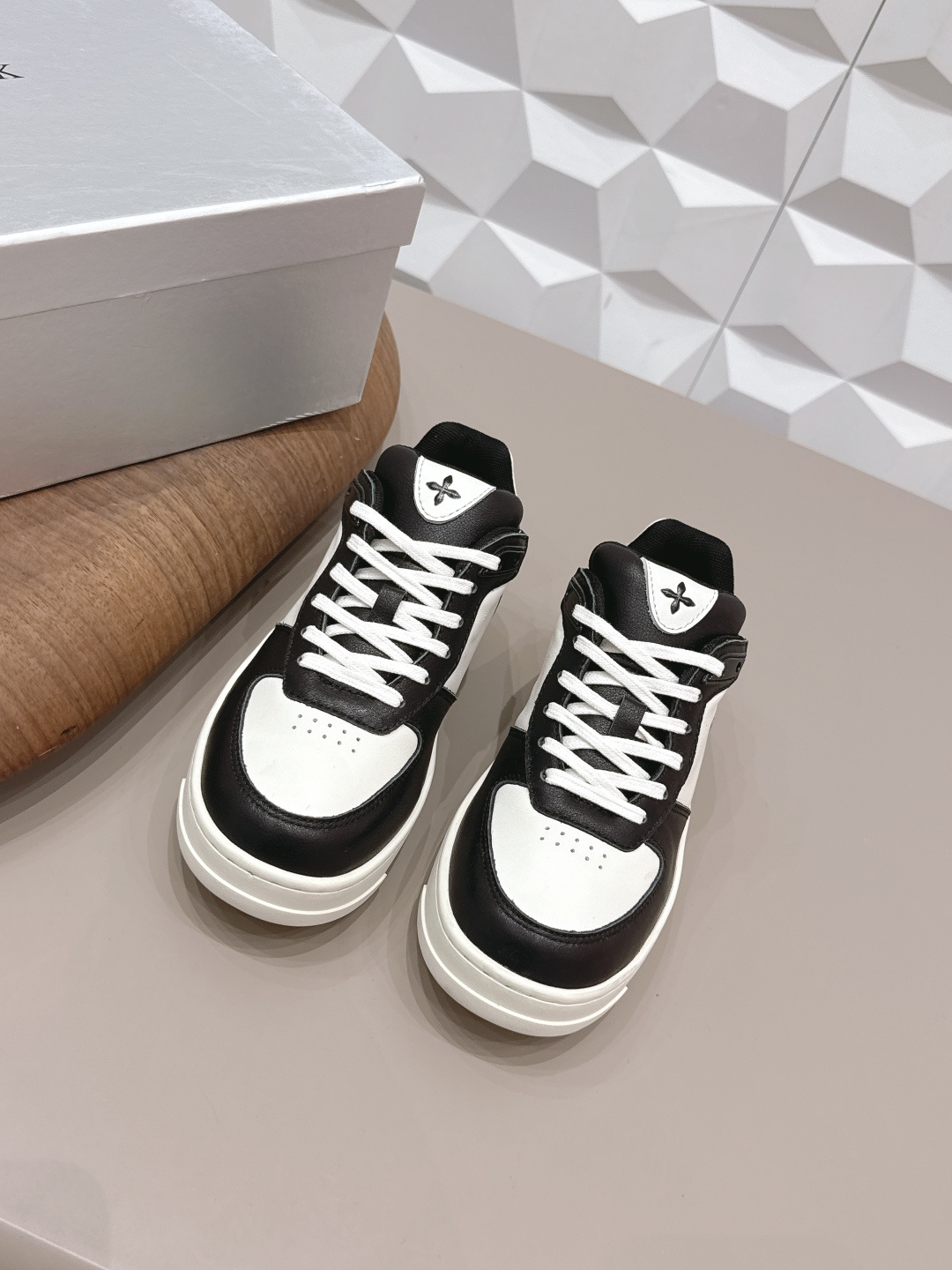 NO:758154,: 'Exclusive top version' SMFK (Tide) 2026 vs the latest popular casual series for spring and summer... [Round-toe thick-soled casual shoes] Versatile minimalist style national trend, the new work inherits many popular elements of the brand, and is bound to be a hit  ——Casual shoes have endless matching possibilities. They can be worn with narrow-leg jeans or miniskirts, or can be layered with printed dresses. They are made of soft pure leather and are equipped with comfortable thick heels of moderate height. The details also ensure that they are stable and not easy to shift, creating a loose and lazy style... Fabric: Original customized cowhide. Lining: Original customized breathable mesh. Foot: Original customized injection molded sole. Outsole: Original open-molded TPU foam molded sole. Bottom thickness: 3cm.  Size: 35-39 (40. Customization is non-refundable) Packaging: Original full set of packaging Color: Official website updated simultaneously, casual shoes/sports shoes, sneakers, skirts, jeans, cowhide19860909: 《独家顶级版本》 SMFK(Tide)2026vs春夏最新王炸爆款休闲系列…【圆头厚底休闲鞋】 百搭的极简风国潮,新作继承了诸多品牌制胜的流行元素,势必大热 ——休闲鞋拥有无尽的搭配可能,它可与窄腿牛仔裤或迷你裙同穿,也能与印花连衣裙打造叠穿造型,单品采用柔软纯皮而成,配有高度适中的舒适粗跟,细节还确保穿着稳妥不易移位,营造松垮慵懒风…… 面料: 原版定制牛皮 内里: 原版定制透气网 垫脚: 原版定制注塑成型底 大底: 原版开模TPU发泡成型底 底厚: 3cm 码数: 35-39（40.定制不退换） 包装: 原版全套包装 颜色:官网同步更新,休闲鞋/运动鞋,sneakers,skirts,jeans,cowhide,Women's Shoes
