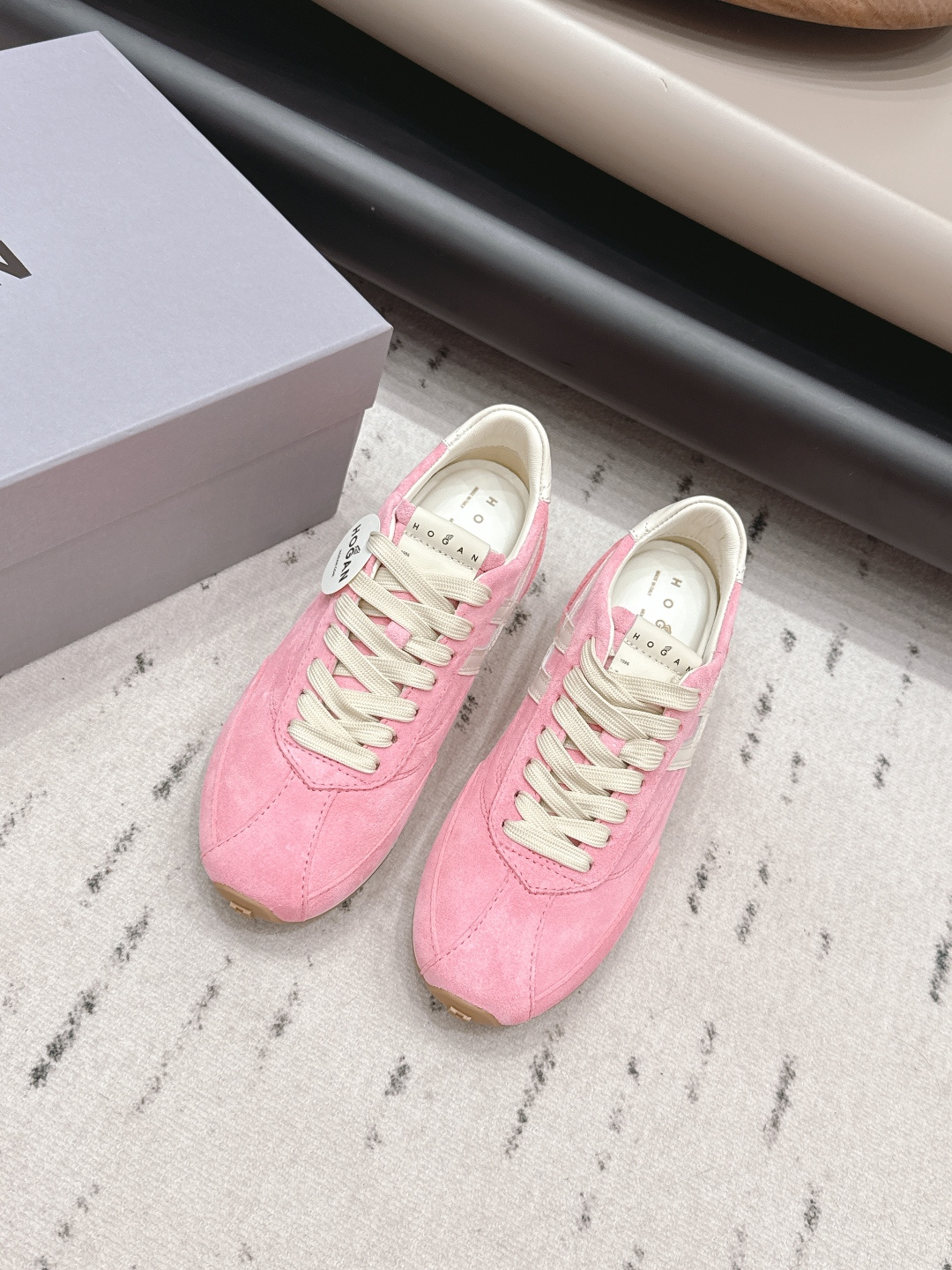 NO:758221,: 'Exclusive top version' HOGAN/2026vs the latest casual hot-selling series in early spring... [Color-blocking thick-soled casual shoes] Popular H color-blocking technology ~ The exquisite hand-made design of casual sports shoes is integrated with military uniform elements, part-time practical and personalized styling; multiple materials are integrated into colorful creative inspiration, reconciling the brand's classic and trendy styles, brightening casual daily life; Equipped with memory foam insole cushioning design, light and comfortable, glowing and lightweight, comfortable and diverse styles to wear ~~~  Fabric original custom cowhide/cow leather/military canvas lining original custom sheepskin original custom injection molding pad for feet original open mold TPU foam molding outsole code number 35-39 (customized 40) original full set of packaging color official website updated simultaneously, casual shoes/sports shoes, sneakers, cowhide, sheepskin19860909: 《独家顶级版本》 HOGAN/2026vs早春最新休闲爆款系列……【拼色厚底休闲鞋】 流行 H拼色工艺~休闲运动鞋履精湛手工设计融入军装元素,兼职实用与个性造型感;多元材质融入缤纷创作灵感,调和品牌经典与潮流格调,点亮休闲日常;搭载记忆泡沫内底缓震设计,轻盈舒适,焕呈轻巧,舒适多元化风格穿搭~~~ 面料原版定制牛皮/牛猄/军工帆布 内里原版定制羊皮 垫脚原版定制注塑成型垫 大底原版开模TPU发泡成型底 码数35-39（40定制） 包装原版全套包装 颜色官网同步更新,休闲鞋/运动鞋,sneakers,cowhide,sheepskin,Women's Shoes