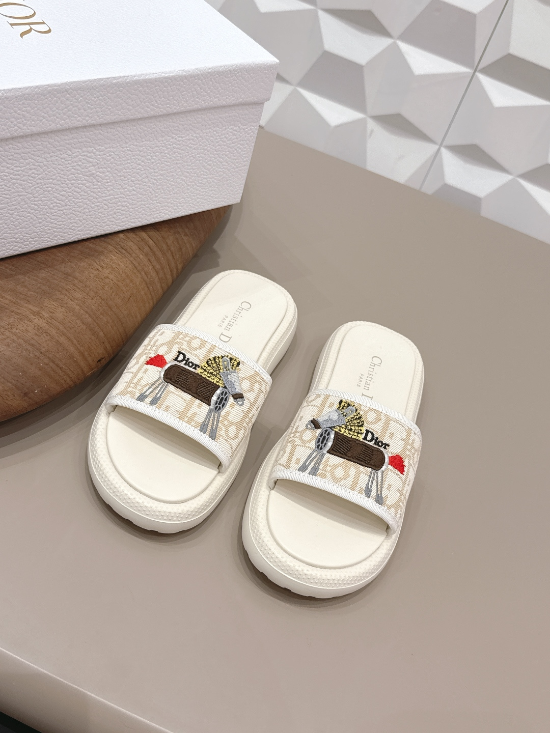 NO:758199,: 'Exclusive top version' Dior 26vs hot spring and summer sandals series... [Thick-soled sandals with cloth cover] are simple and super versatile. Perfect and luxurious on the feet, they can be matched with any spring and summer clothes. The feet feel even more comfortable!  The material is a perfect replica of the original. The original disassembly and molding. The fabric is original custom jacquard fabric. The inner lining is original custom breathable mesh. The feet are original molded PU foam molding. The outsole is original molded TPU foam molded sole. The sole is 3cm. The original full set of packaging. The code number is 35-39 (40.41. Customization is not returnable). Color: official website updated simultaneously, slippers, dior, dior, sandals, slippers.19860909: 《独家顶级版本》  Dior 迪奥 26vs春夏爆款凉鞋系列……【布面厚底凉拖】 简约超级百搭. 上脚完美奢华可任意搭配春夏服饰. 脚感更是舒适！材质原版完美复刻. 原版拆解开模. 面料原版定制提花布料 内里原版定制透气网布 垫脚原版开模PU发泡成型 大底原版开模TPU发泡成型底 底高3cm 包装原版全套包装 码数35-39（40.41.定制不退换） 颜色:官网同步更新,拖鞋,dior,dior,sandals,slippers,Women's Shoes