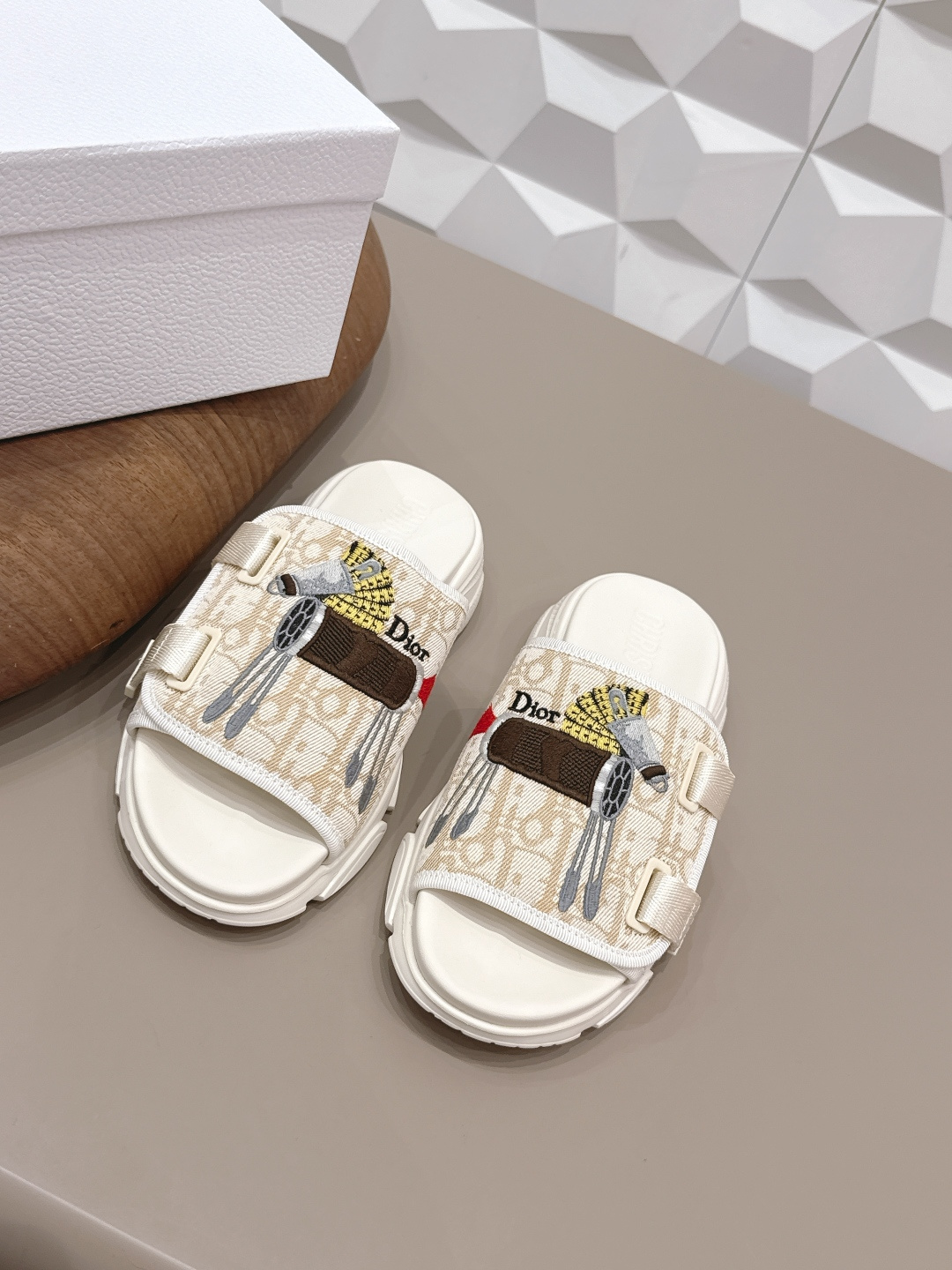 NO:758192,: 'Exclusive top version' Dior 26vs hot spring and summer sandals series... [Thick-soled sandals with cloth cover] are simple and super versatile. Perfect and luxurious on the feet, they can be matched with any spring and summer clothes. The feet feel even more comfortable!  The material is a perfect replica of the original. The original disassembly and molding. The fabric is original custom jacquard fabric. The lining is original custom breathable mesh. The feet are original molded PU foam molding. The outsole is original molded TPU molded bottom. The bottom height is 3cm. The original full set of packaging. The code number is 35-39 (40.41. Customization is non-refundable). Color: official website updated simultaneously, slippers, dior, dior, sandals, slippers.19860909: 《独家顶级版本》  Dior 迪奥 26vs春夏爆款凉鞋系列……【布面厚底凉拖】 简约超级百搭. 上脚完美奢华可任意搭配春夏服饰. 脚感更是舒适！材质原版完美复刻. 原版拆解开模. 面料原版定制提花布料 内里原版定制透气网布 垫脚原版开模PU发泡成型 大底原版开模TPU成型底 底高3cm 包装原版全套包装 码数35-39（40.41.定制不退换） 颜色:官网同步更新,拖鞋,dior,dior,sandals,slippers,Women's Shoes