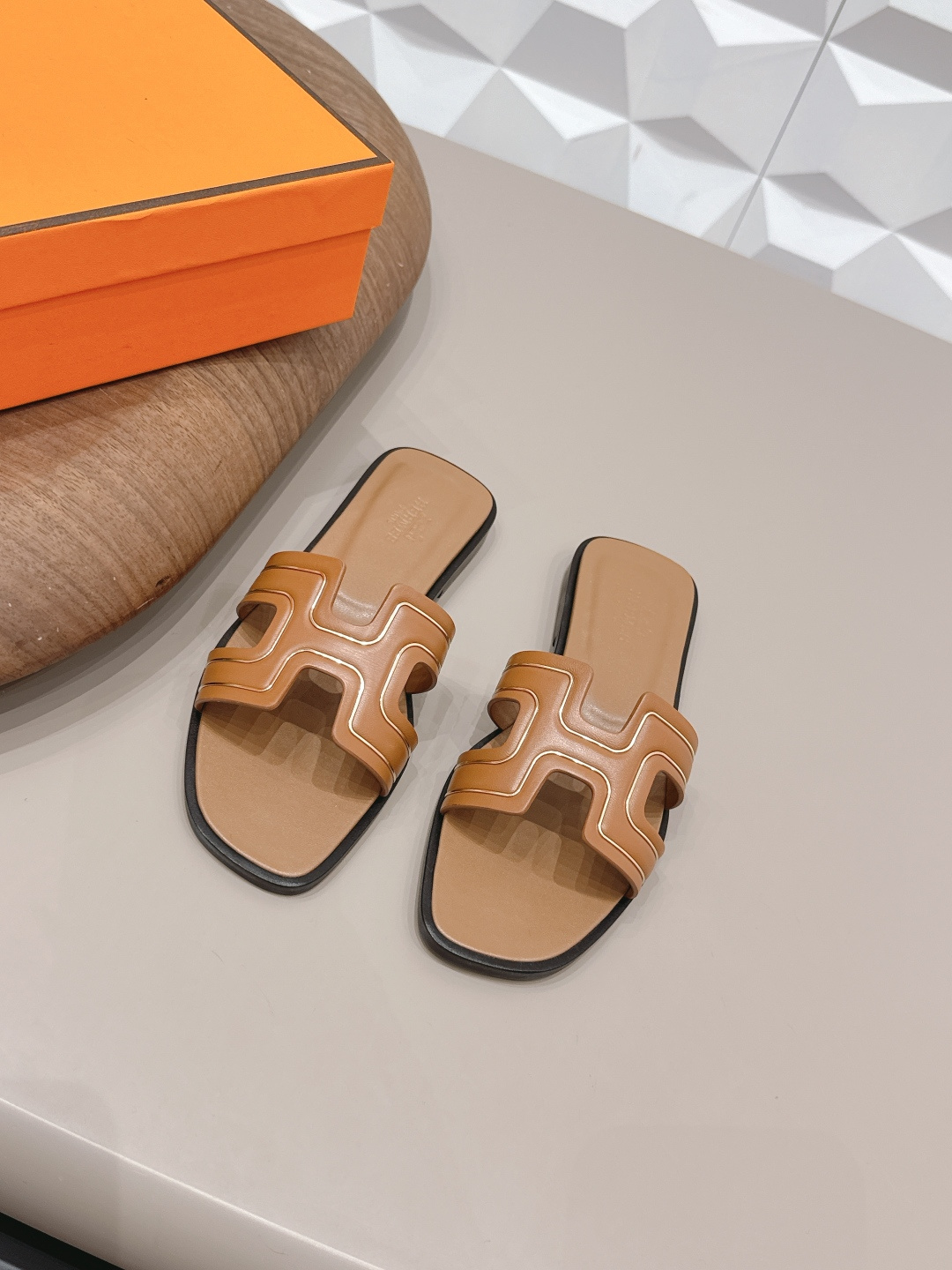 NO:758161,: 'Exclusive top version' HERME*H home 26 vs early spring new H sandal series... Hermès splash of color. The latest spring color couple's half-flops, ♀ urban style Wellington has become a fashion highlight... Showing the brand's exquisite bootmaking technology, playing with contrasting fabrics and colors... A bit like an advanced version of Chelsea Love, cool, contrasting color splicing and fashion  Easy to put on and take off, the heel height is moderate, and it is not tiring to wear for a long time. It must be said that the taste of C-level brands is good... Upper: Original customized cowhide imprinting process Inner: Original customized sheepskin Foot pads: Original customized cashmere Outsole: Original customized genuine leather combination sole Height: 1.0cm Size: 35–39 (40.41. Customized, non-refundable) Packaging: Original full set of packaging  Color: official website updated simultaneously, slippers, hermes, loafers, boots, slippers, cowhide, sheepskin19860909: 《独家顶级版本》  HERME*H家26vs早春新款H凉拖系列…… Hermès 飞溅色彩.最新春季新增色情侣半拖,♀都市风格 Wellington成为时尚亮点……展现品牌精湛的制靴工艺,尽情玩转对比鲜明的面料与色彩…… 有点像进阶版切尔西乐福,酷,撞色拼接时尚度 方便穿脱,鞋跟高度适中,久穿不累型,得不得说C位品牌的品味就是好…… 鞋面: 原版定制牛皮压印工艺 内里: 原版定制羊皮 垫脚: 原版定制羊绒 大底: 原版定制真皮组合底 底高: 1.0cm 码数: 35–39(40.41.定做不退换) 包装: 原版全套包装 颜色:官网同步更新,拖鞋,hermes,loafers,boots,slippers,cowhide,sheepskin,Women's Shoes