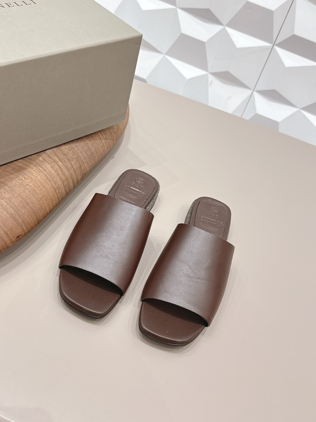 NO:758093,'Exclusive top version' Brunello Cucinelli 26vs new spring and summer retro sandals BC is a well-known Italian brand, minimalist style, handmade bead chain accessories!  Retro and high-end!  Simple and elegant, it is a very attractive style!  The king of advanced jokers, completely irresistible!  The feet feel very good and comfortable!  It looks ordinary, but looks slim and handsome!  Not limited to any occasion, daily work, fashionable and capable!  No matter it is paired with skirts, trousers, or windbreakers, it is very versatile!  Super eye-catching!  Suitable for spring, summer, autumn and winter all year round. The fabric is original one-to-one custom calfskin/imported raffia, the lining is original Italian custom-made sheepskin lining, and sheepskin feet. Outsole Italian genuine leather outsole Size#35-41 (40 41 is custom-made and cannot be returned or exchanged), slippers, brunello cucinelli, slippers, skirts, cowhide, sheepskin, Leather soles19860909《独家顶级版本》  Brunello Cucinelli 26vs春夏新款复古凉拖鞋 BC是意大利知名品牌,极简主义风格,纯手工串联珠链配饰！复古又高级！简约又大气,属于非常耐看的款式！ 高级百搭之王,完全没有抵抗力！脚感很好很舒服！看起来平平无奇,穿起来又瘦又帅！ 不局限任何场合,日常工作、时尚又干练！不管搭配 裙装、裤装、风衣大衣、都非常百搭！超级耐看！一年四季春夏秋冬皆适宜. 面料原版一比一定制小牛皮/进口拉菲草 内里原版意大利定制羊皮内里,羊皮垫脚. 大底意大利真皮大底 Size#35-41（40 41 定做不退换）,拖鞋,brunello cucinelli,slippers,skirts,cowhide,sheepskin,Leather soles,Women's Shoes