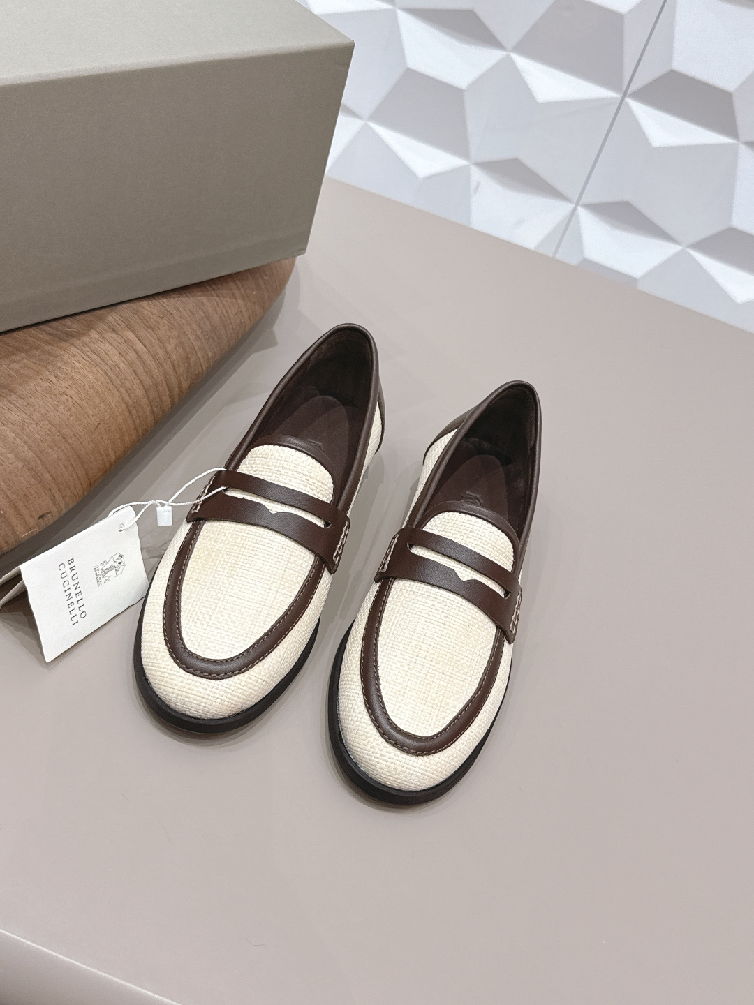 NO:758101,'Exclusive top version' Brunello Cucinelli 26vs new spring and summer retro loafers BC is a well-known Italian brand, minimalist style, handmade bead chain accessories!  Retro and high-end!  Simple and elegant, it is a very attractive style!  The king of advanced jokers, completely irresistible!  The feet feel very good and comfortable!  It looks ordinary, but looks slim and handsome!  Not limited to any occasion, daily work, fashionable and capable!  No matter it is paired with skirts, trousers, or windbreakers, it is very versatile!  Super eye-catching!  Suitable for spring, summer, autumn and winter all year round. The fabric is original one-to-one custom calfskin/imported raffia, the lining is original Italian custom-made sheepskin lining, sheepskin feet. Outsole Italian genuine leather outsole Size#35-41 (40 41 custom-made, non-returnable), loafers, brunello cucinelli, loafers, skirts, cowhide, sheepskin, Leather soles19860909《独家顶级版本》  Brunello Cucinelli 26vs春夏新款复古乐福鞋 BC是意大利知名品牌,极简主义风格,纯手工串联珠链配饰！复古又高级！简约又大气,属于非常耐看的款式！ 高级百搭之王,完全没有抵抗力！脚感很好很舒服！看起来平平无奇,穿起来又瘦又帅！ 不局限任何场合,日常工作、时尚又干练！不管搭配 裙装、裤装、风衣大衣、都非常百搭！超级耐看！一年四季春夏秋冬皆适宜. 面料原版一比一定制小牛皮/进口拉菲草 内里原版意大利定制羊皮内里,羊皮垫脚. 大底意大利真皮大底 Size#35-41（40 41 定做不退换）,乐福鞋,brunello cucinelli,loafers,skirts,cowhide,sheepskin,Leather soles,Women's Shoes