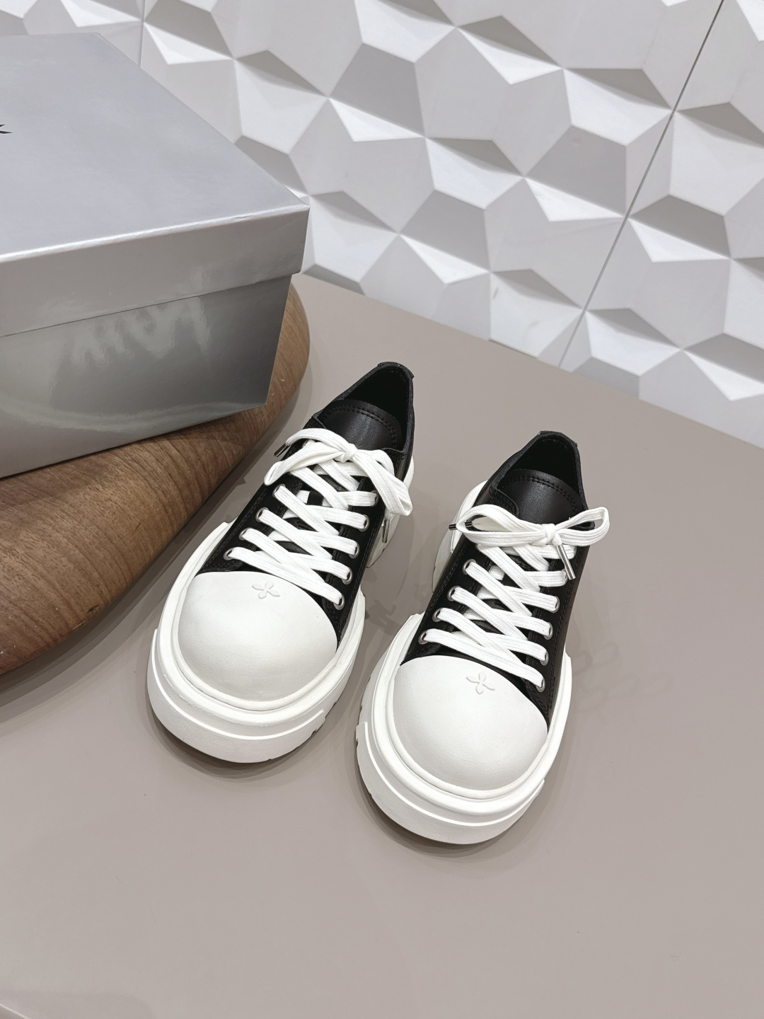 NO:758087,: 'Exclusive top version' SMFK (Tide) 2026 vs the latest popular casual series for spring and summer... [Round-toe thick-soled casual shoes] Versatile minimalist style national trend, the new work inherits many popular elements of the brand, and is bound to be a hit  ——Casual shoes have endless matching possibilities. They can be worn with narrow-leg jeans or miniskirts, or can be layered with printed dresses. They are made of soft pure leather and are equipped with comfortable thick heels of moderate height. The details also ensure that they are stable and not easy to shift, creating a loose and lazy style... Fabric: Original custom cowhide Lining: Original custom sheepskin Foot pads: Original custom sheepskin Outsole: Original open-molded TPU foam sole Bottom thickness: 4cm Size:  35-39 (40. Customization is non-refundable) Packaging: Original full set of packaging Color: Official website updated simultaneously, casual shoes/sports shoes, sneakers, skirts, jeans, cowhide, sheepskin19860909: 《独家顶级版本》 SMFK(Tide)2026vs春夏最新王炸爆款休闲系列…【圆头厚底休闲鞋】 百搭的极简风国潮,新作继承了诸多品牌制胜的流行元素,势必大热 ——休闲鞋拥有无尽的搭配可能,它可与窄腿牛仔裤或迷你裙同穿,也能与印花连衣裙打造叠穿造型,单品采用柔软纯皮而成,配有高度适中的舒适粗跟,细节还确保穿着稳妥不易移位,营造松垮慵懒风…… 面料: 原版定制牛皮 内里: 原版定制羊皮 垫脚: 原版定制羊皮 大底: 原版开模TPU发泡成型底 底厚: 4cm 码数: 35-39（40.定制不退换） 包装: 原版全套包装 颜色:官网同步更新,休闲鞋/运动鞋,sneakers,skirts,jeans,cowhide,sheepskin,Women's Shoes