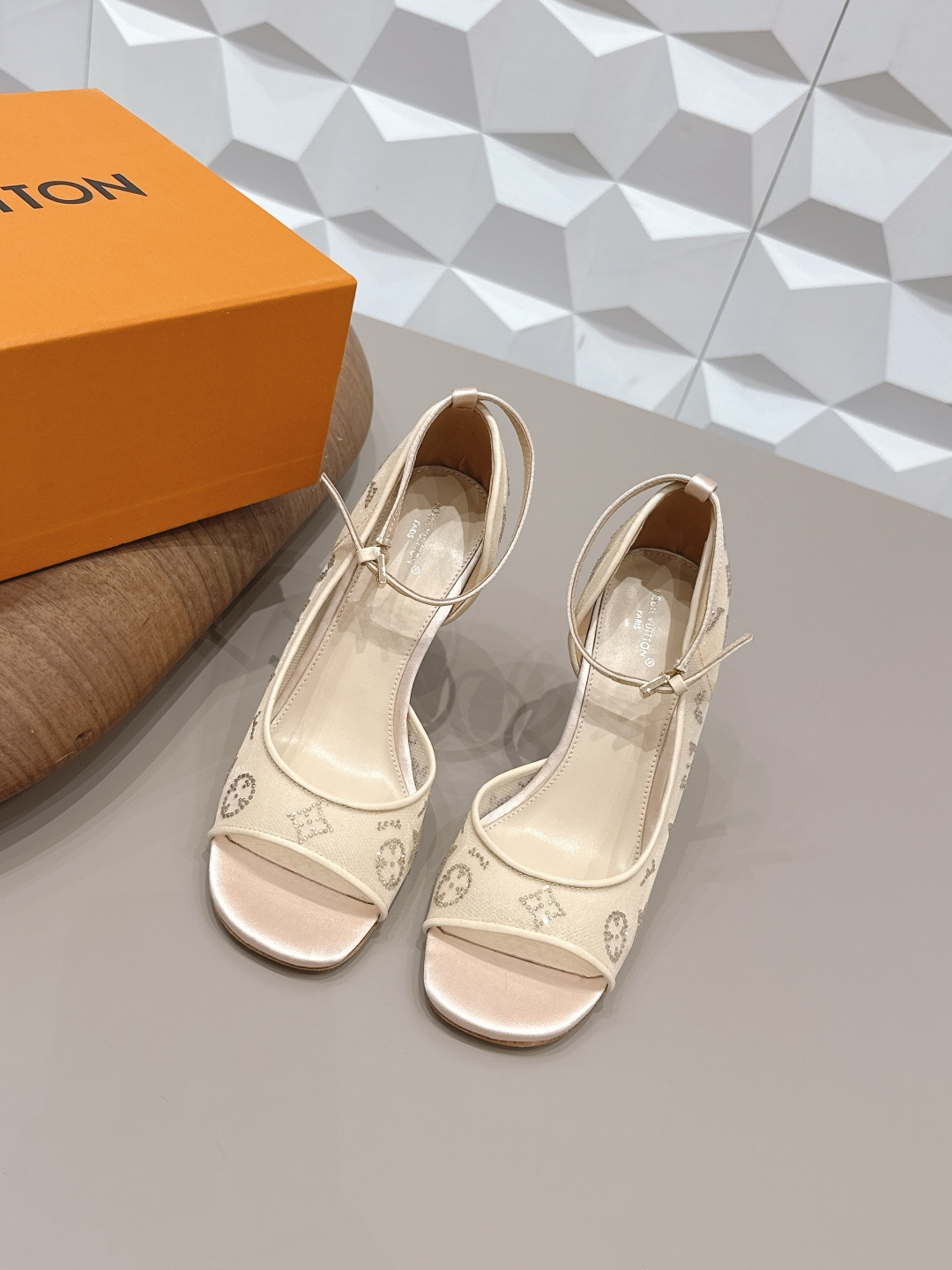 NO:758147,: 'Exclusive top version' LV donkey brand 2026 vs spring and summer Paris purchasing latest popular fashion sandals series... [Round-toe hot-drilled high-heeled sandals] Original buckle molding, with original logo, super dazzling. It looks high-end and classy at first glance, making you the most popular home - MATERIAL Material - Fabric: Original customized silk cloth/breathable mesh hot-drilled process Inner: Original customized sheepskin Foot: Original customized sheepskin Outsole:  Original customized genuine leather outsole Heel height: 8.5cm Packaging: Original full set of packaging Number of yards: 35-39 (40.41.42. Customization is not returnable) Color: Official website updated simultaneously, high heels and sandals, louis vuitton, sandals, high heels, sheepskin, real silk, Leather soles19860909: 《独家顶级版本》 LV驴牌2026vs春夏夏巴黎代购最新爆款时装凉鞋系列……【圆头烫钻高跟凉鞋】 原版扣开模 附带原版logo 超级炫美 一眼看上去就高端大气上档次,让你齁的柱所以主场 - MATERIAL 材质 - 面料: 原版定制真丝布/透气网烫钻工艺 内里: 原版定制羊皮 垫脚: 原版定制羊皮 大底: 原版定制真皮大底 跟高: 8.5cm 包装: 原版全套包装 码数: 35-39（40.41.42.定制不退换） 颜色:官网同步更新,高跟鞋凉鞋,louis vuitton,sandals,high heels,sheepskin,real silk,Leather soles,Women's Shoes