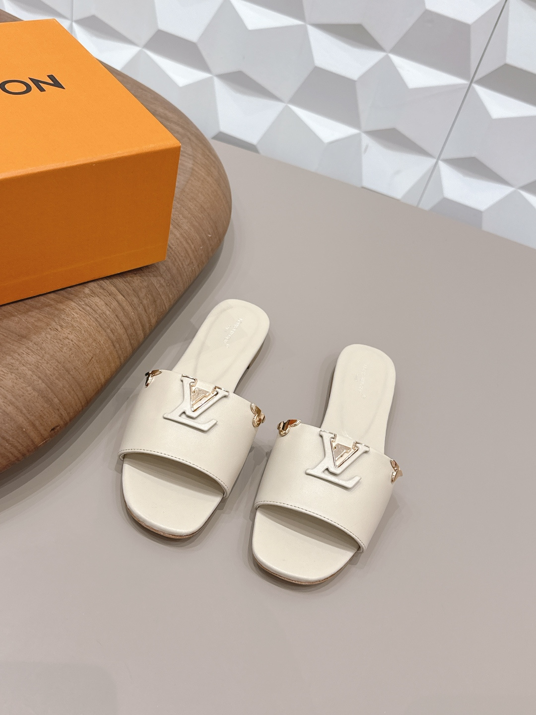 NO:758140,: 'Exclusive top version' LV donkey brand 2026 vs spring and summer Paris purchasing latest popular fashion sandals series... [Round-headed label buckle sandals] Original buckle molding, with original logo, super dazzling. It looks high-end and classy at first glance, making you stand out - MATERIAL Material - Fabric: Original custom cowhide label buckle technology Lining: Original custom sheepskin Foot: Original custom sheepskin Outsole: Original custom leather outsole  Heel height: 1.0cm Packaging: Original full set of packaging Number of yards: 35-39 (40.41.42. Customization is not returnable) Color: Official website updated simultaneously, slippers, louis vuitton, sandals, slippers, cowhide, sheepskin, Leather soles19860909: 《独家顶级版本》 LV驴牌2026vs春夏夏巴黎代购最新爆款时装凉鞋系列……【圆头标扣凉拖】 原版扣开模 附带原版logo 超级炫美 一眼看上去就高端大气上档次,让你齁的柱所以主场 - MATERIAL 材质 - 面料: 原版定制牛皮标扣工艺 内里: 原版定制羊皮 垫脚: 原版定制羊皮 大底: 原版定制真皮大底 跟高: 1.0cm 包装: 原版全套包装 码数: 35-39（40.41.42.定制不退换） 颜色:官网同步更新,拖鞋,louis vuitton,sandals,slippers,cowhide,sheepskin,Leather soles,Women's Shoes