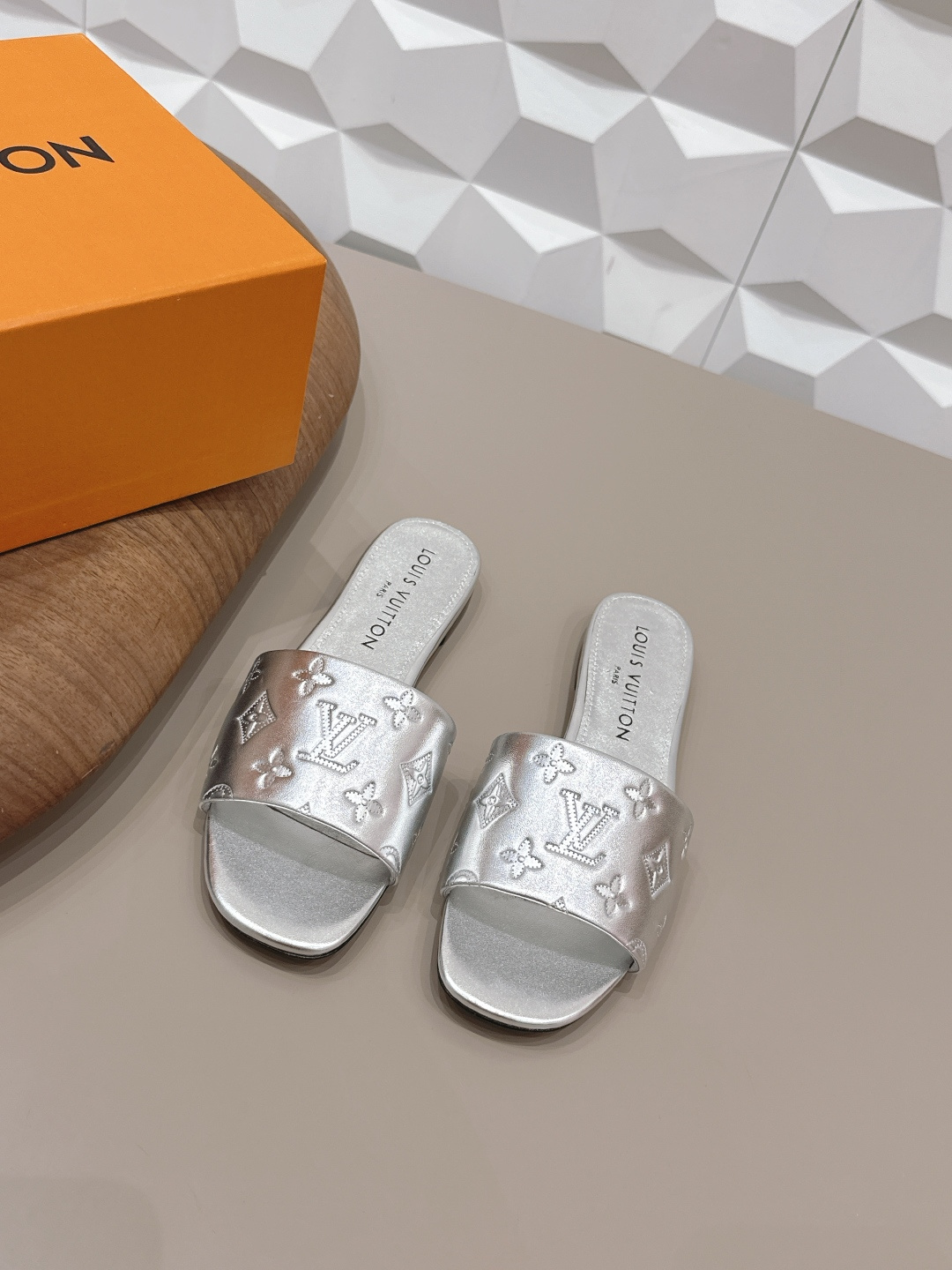 NO:758125,: 'Exclusive top version' LV donkey brand 2026 vs spring and summer Paris purchasing latest popular fashion sandals series... [Round-head embossed sandals] Original buckle molding Comes with original logo Super dazzling At first glance, it looks high-end and classy, making you stand out - MATERIAL Material - Fabric: Original customized sheepskin embossing process Lining: Original customized sheepskin Foot: Original customized sheepskin Outsole: Original customized leather outsole  Heel height: 0.8cm Packaging: Original full set of packaging Number of yards: 35-39 (40.41.42. Customization is not returnable) Color: Official website updated simultaneously, slippers, louis vuitton, sandals, slippers, sheepskin, Leather soles19860909: 《独家顶级版本》 LV驴牌2026vs春夏夏巴黎代购最新爆款时装凉鞋系列……【圆头压花凉拖】 原版扣开模 附带原版logo 超级炫美 一眼看上去就高端大气上档次,让你齁的柱所以主场 - MATERIAL 材质 - 面料: 原版定制羊皮压花工艺 内里: 原版定制羊皮 垫脚: 原版定制羊皮 大底: 原版定制真皮大底 跟高: 0.8cm 包装: 原版全套包装 码数: 35-39（40.41.42.定制不退换） 颜色:官网同步更新,拖鞋,louis vuitton,sandals,slippers,sheepskin,Leather soles,Women's Shoes