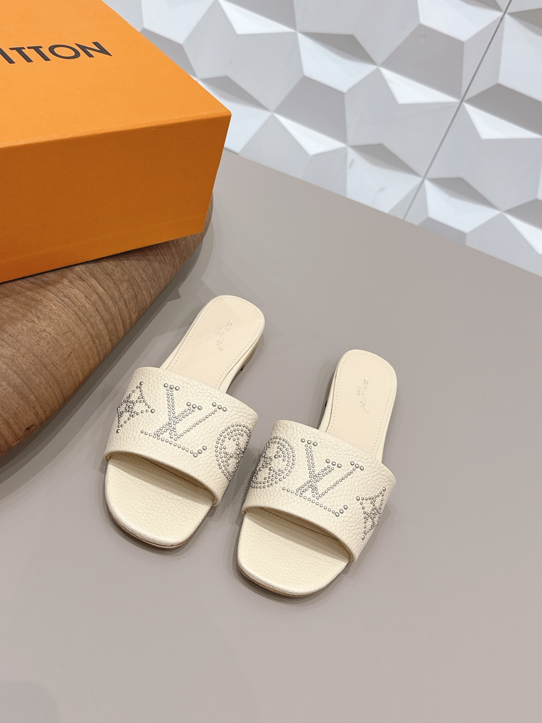 NO:758117,: 'Exclusive top version' LV donkey brand 2026 vs spring and summer Paris purchasing latest popular fashion sandals series... [Round-toe rivet sandals] Original buckle molding Comes with original logo Super dazzling and high-end at first glance, making you stand out - MATERIAL Material - Fabric: Original custom cowhide nailing process Lining: Original custom sheepskin Foot: Original custom sheepskin Outsole: Original custom leather outsole  Heel height: 1.0cm Packaging: Original full set of packaging Number of yards: 35-39 (40.41.42. Customization is not returnable) Color: Official website updated simultaneously, slippers, louis vuitton, sandals, slippers, cowhide, sheepskin, Leather soles19860909: 《独家顶级版本》 LV驴牌2026vs春夏夏巴黎代购最新爆款时装凉鞋系列……【圆头柳钉凉鞋】 原版扣开模 附带原版logo 超级炫美 一眼看上去就高端大气上档次,让你齁的柱所以主场 - MATERIAL 材质 - 面料: 原版定制牛皮打钉工艺 内里: 原版定制羊皮 垫脚: 原版定制羊皮 大底: 原版定制真皮大底 跟高: 1.0cm 包装: 原版全套包装 码数: 35-39（40.41.42.定制不退换） 颜色:官网同步更新,拖鞋,louis vuitton,sandals,slippers,cowhide,sheepskin,Leather soles,Women's Shoes