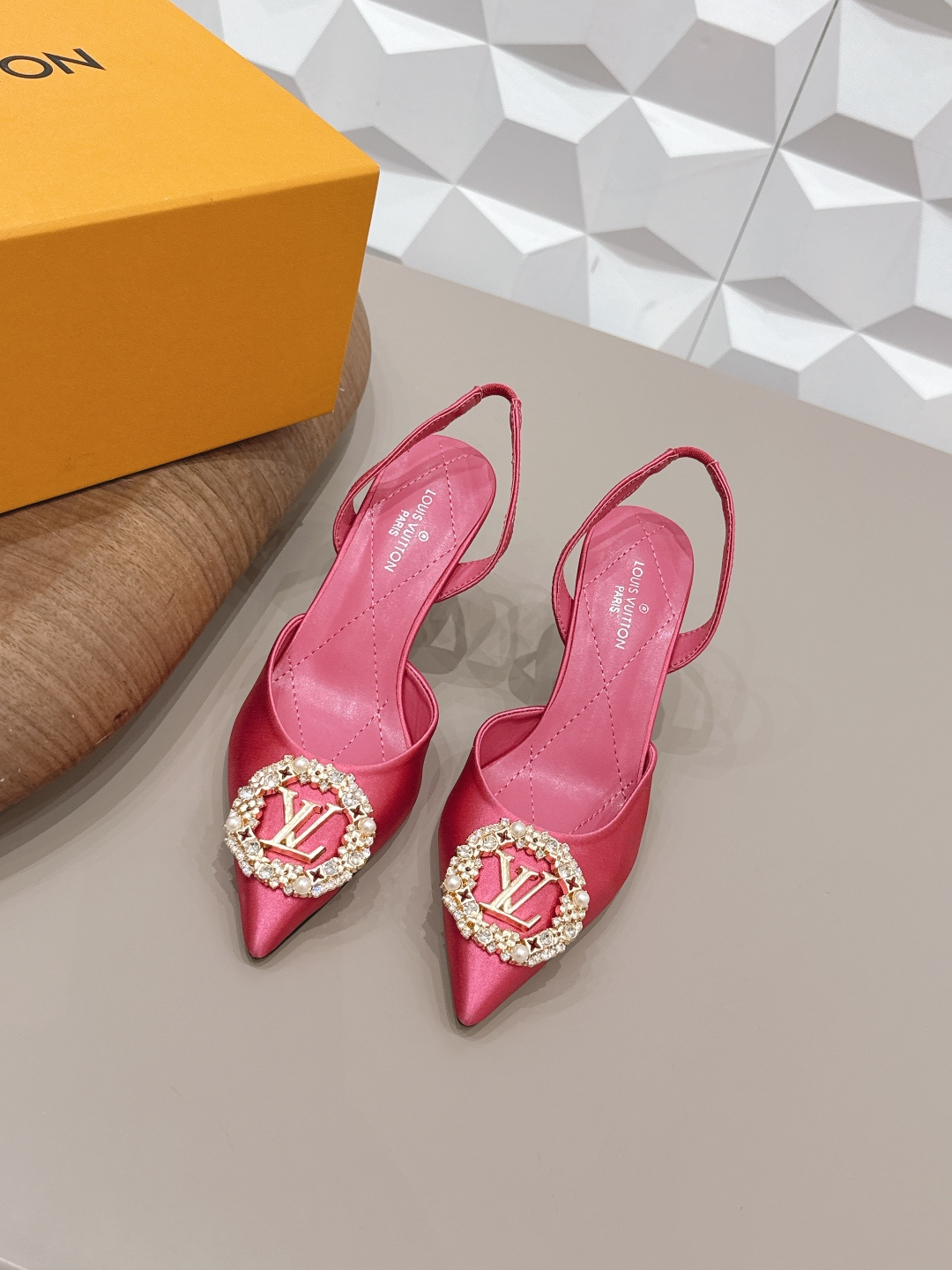 NO:758774,: 'Exclusive top version' LV donkey brand 2026 vs spring and summer Paris purchasing latest popular fashion shoes series... [Pointed diamond buckle shoes] Original buckle molding, with original logo, super dazzling. It looks high-end and classy at first glance, making you stand out - MATERIAL Material - Fabric: Original custom silk cloth Original custom diamond buckle Lining: Original custom sheepskin Foot pads: Original custom sheepskin Outsole:  Original customized genuine leather outsole Heel height: 7.5cm Packaging: Original full set of packaging Number of yards: 35-39 (40.41. Customization is not returnable) Color: Official website updated simultaneously, high heels and sandals, louis vuitton, sandals, high heels, sheepskin, real silk, Leather soles19860909: 《独家顶级版本》 LV驴牌2026vs春夏夏巴黎代购最新爆款时装单鞋系列……【尖头钻扣单鞋】 原版扣开模 附带原版logo 超级炫美 一眼看上去就高端大气上档次,让你齁的柱所以主场 - MATERIAL 材质 - 面料: 原版定制真丝布原版定制钻扣 内里: 原版定制羊皮 垫脚: 原版定制羊皮 大底: 原版定制真皮大底 跟高: 7.5cm 包装: 原版全套包装 码数: 35-39（40.41.定制不退换） 颜色:官网同步更新,高跟鞋凉鞋,louis vuitton,sandals,high heels,sheepskin,real silk,Leather soles,Women's Shoes